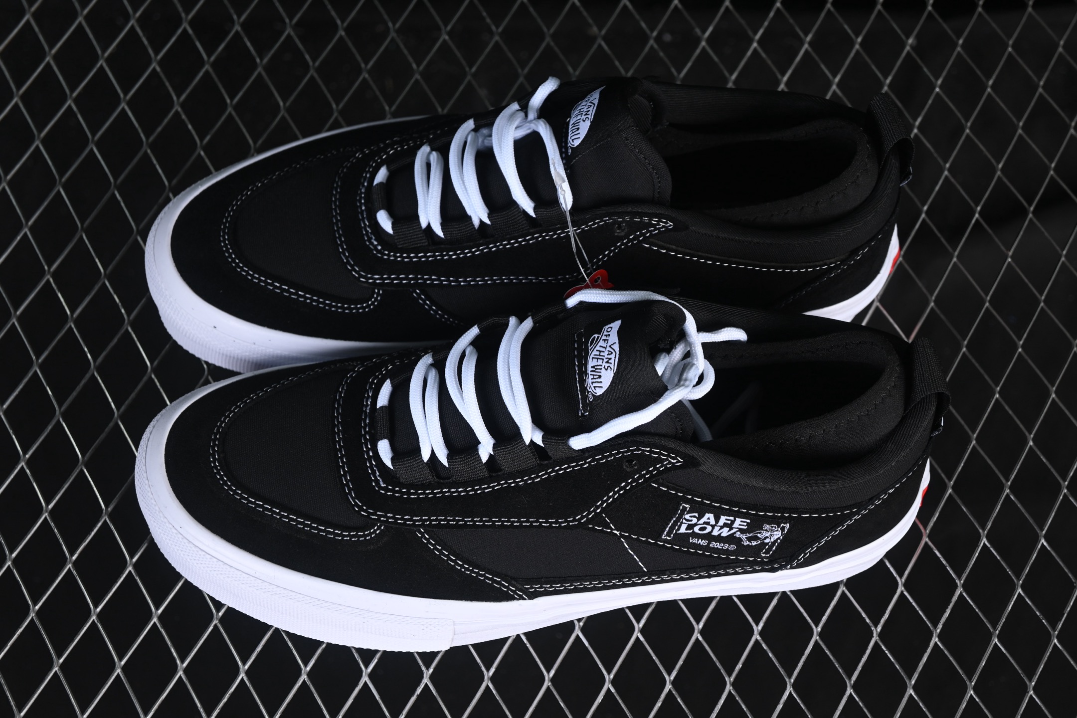 💰180纯原
 Vans Safe Brady Low 万斯高端支线 低帮复古休闲板鞋 VN000EEHBKA
#工艺：硫化1:1（重量1:1、真标、原钢印、材质标、鞋型标、合格证）
尺码：35 36 36.5 37 38 38.5 39 40 40.5 41 42 42.5 43 44 M.C3