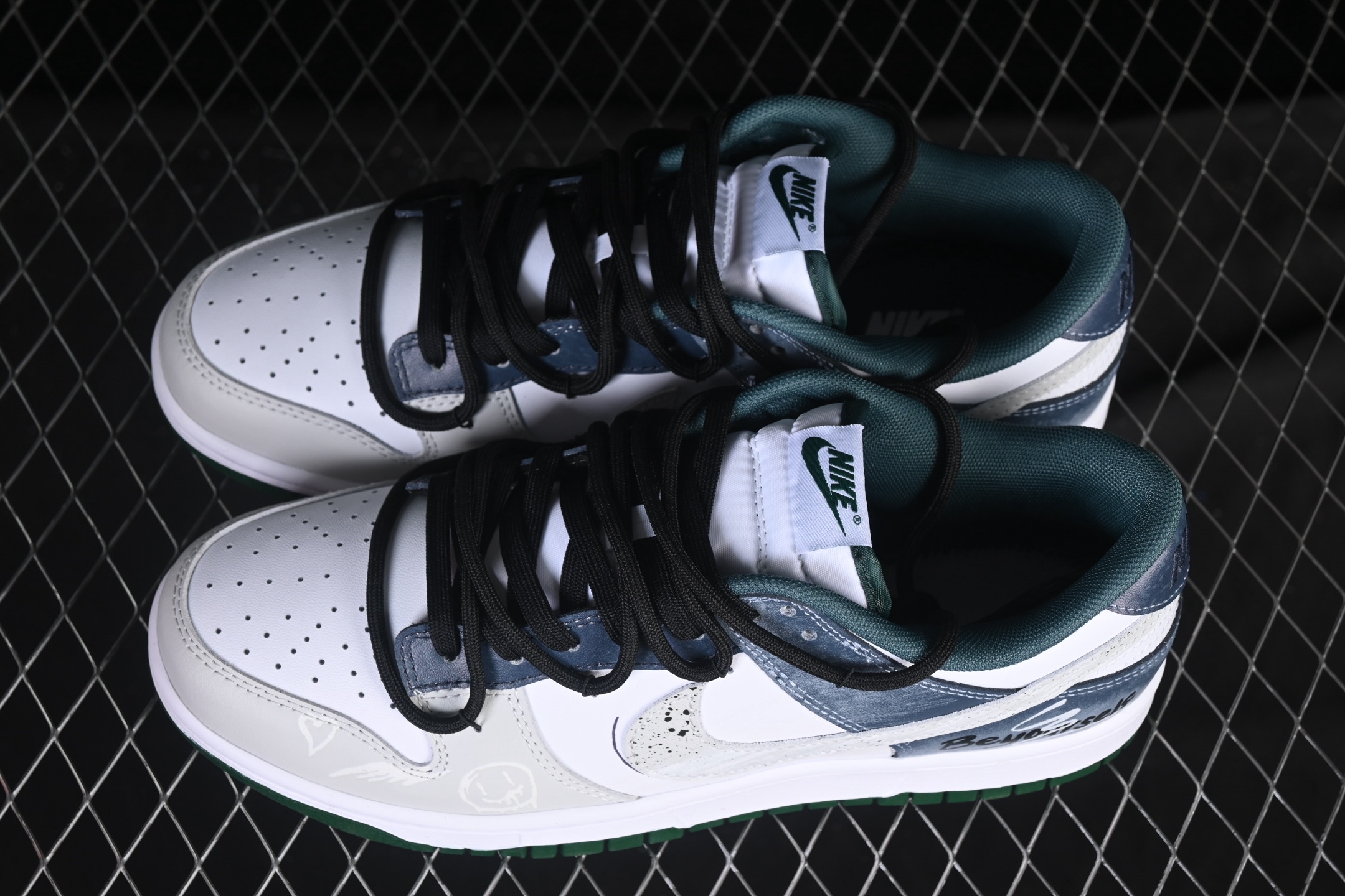 💰280公司级💰360纯原
Nike SB Dunk Low 绑带 周年高端定制 低帮休闲板鞋 DV0833-111
#定制鞋盒 超高清洁度 皮料切割干净无任何毛边 细节完美 
尺码：40 40.5 41 42 42.5 43 44 44.5 45 46 9.E5