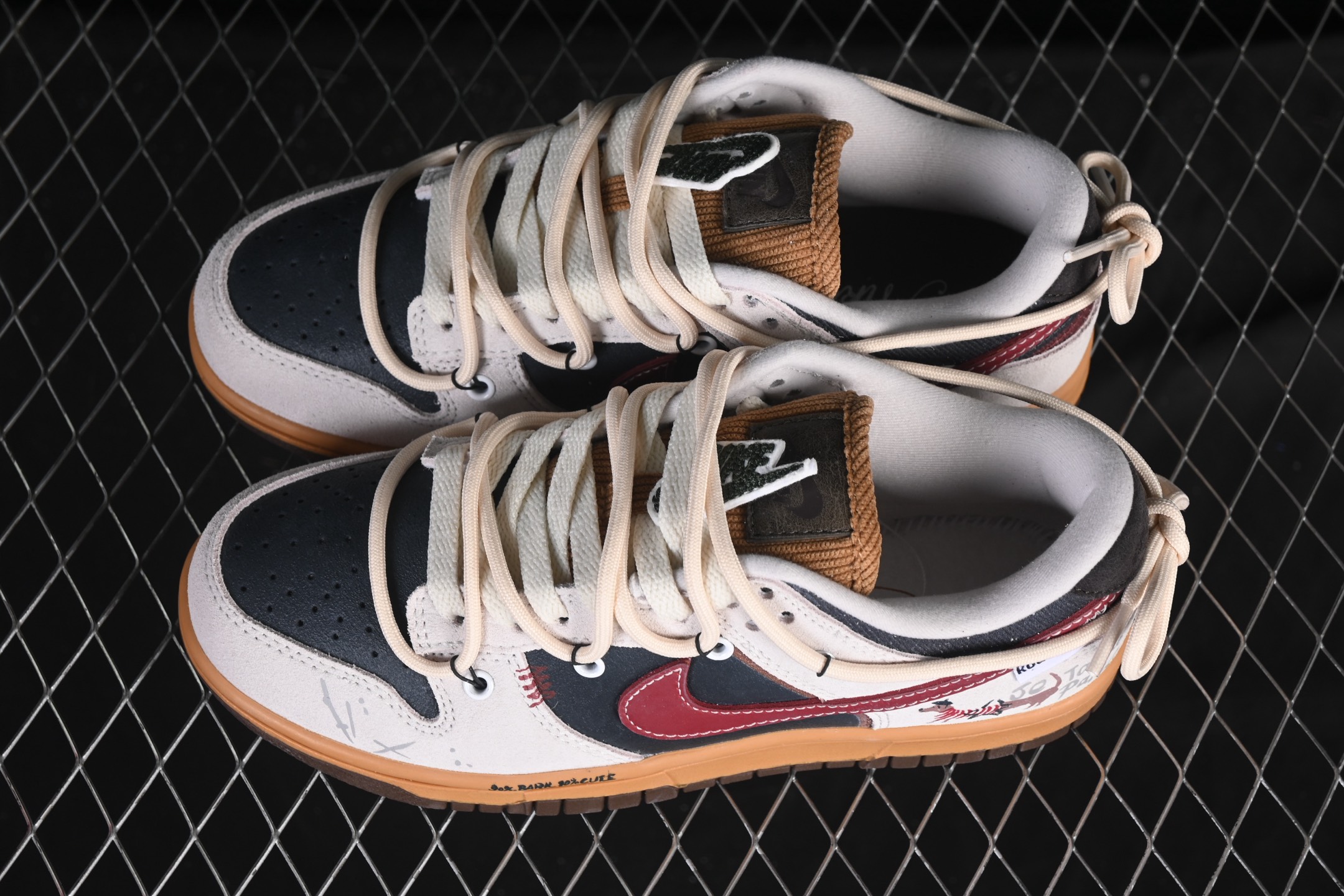 💰280公司级💰360纯原
 Nike SB Dunk Low 绑带 周年高端定制 低帮休闲板鞋 HQ3459-212
#定制鞋盒 超高清洁度 皮料切割干净无任何毛边 细节完美 
尺码：36 36.5 37.5 38 38.5 39 40 40.5 41 42 42.5 43 44 9.E5