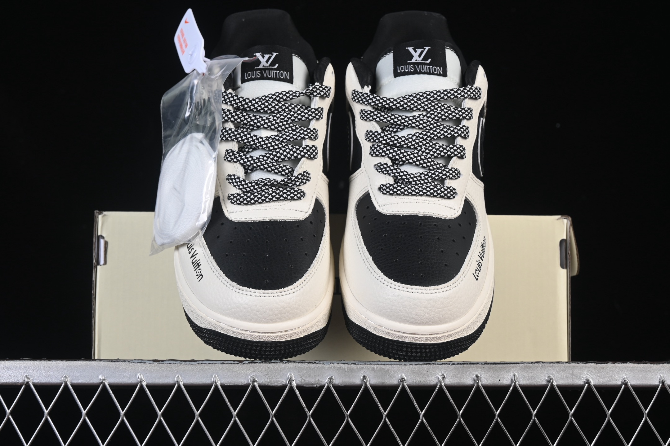 💰280纯原
Nike Air Force 1'07 Low LV联名 米黑印花 空军一号低帮休闲板鞋 DD1982-321
#原楦头原纸板 原装鞋盒 定制五金配件 内置全掌气垫 原厂鞋底 
尺码：36 36.5 37.5 38 38.5 39 40 40.5 41 42 42.5 43 44 44.5 45 9.D4