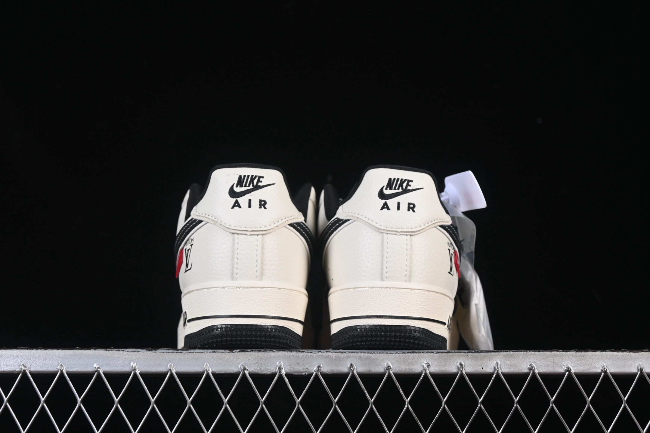 💰280纯原
Nike Air Force 1'07 Low LV联名 米黑印花 空军一号低帮休闲板鞋 DD1982-321
#原楦头原纸板 原装鞋盒 定制五金配件 内置全掌气垫 原厂鞋底 
尺码：36 36.5 37.5 38 38.5 39 40 40.5 41 42 42.5 43 44 44.5 45 9.D4