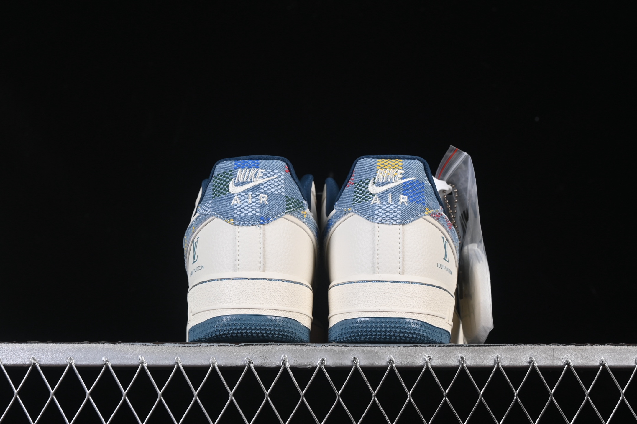 💰300纯原
Nike Air Force 1'07 Low LV联名 拼接彩勾 空军一号低帮休闲板鞋 DD1982-301
#原楦头原纸板 原装鞋盒 定制五金配件 内置全掌气垫 原厂鞋底
尺码：36 36.5 37.5 38 38.5 39 40 40.5 41 42 42.5 43 44 44.5 45 9.D4