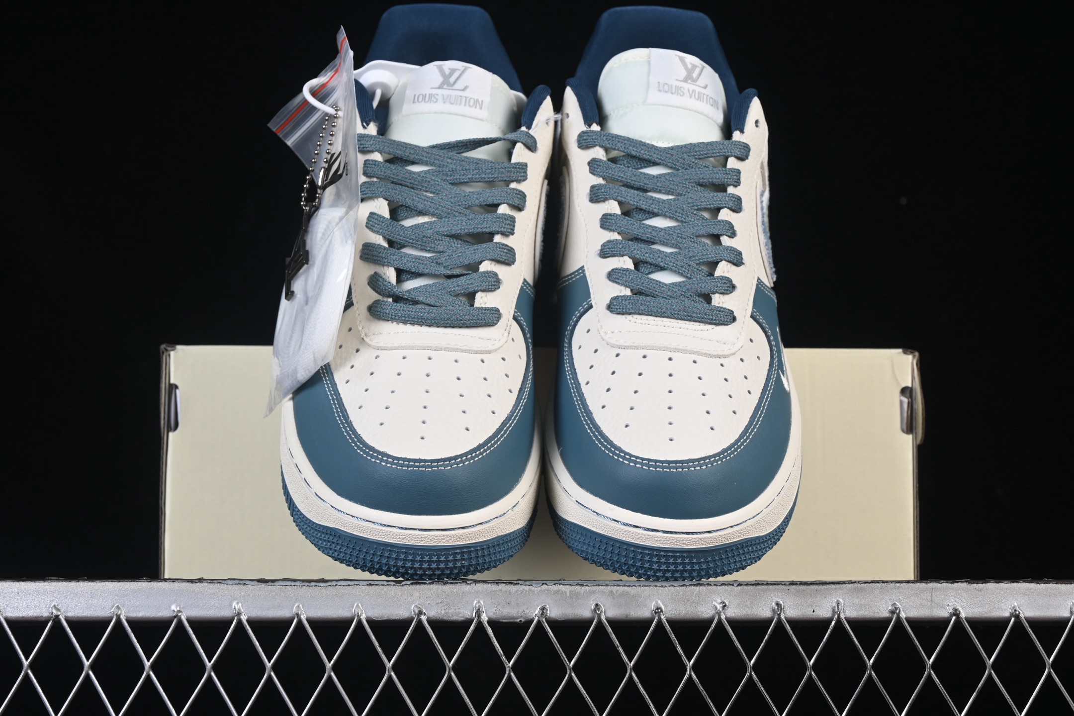 💰300纯原
Nike Air Force 1'07 Low LV联名 拼接彩勾 空军一号低帮休闲板鞋 DD1982-301
#原楦头原纸板 原装鞋盒 定制五金配件 内置全掌气垫 原厂鞋底
尺码：36 36.5 37.5 38 38.5 39 40 40.5 41 42 42.5 43 44 44.5 45 9.D4