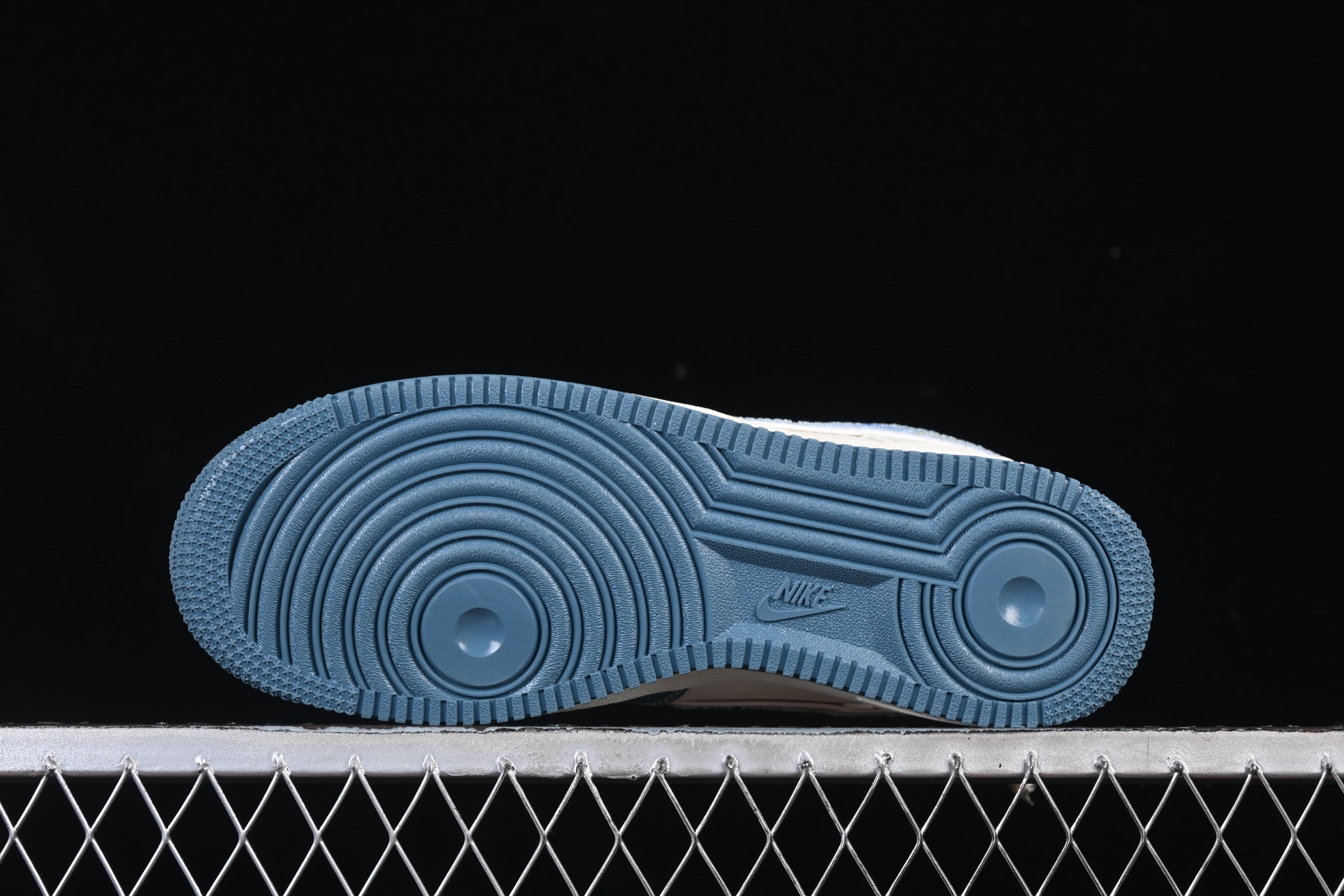 💰300纯原
Nike Air Force 1'07 Low LV联名 拼接彩勾 空军一号低帮休闲板鞋 DD1982-301
#原楦头原纸板 原装鞋盒 定制五金配件 内置全掌气垫 原厂鞋底
尺码：36 36.5 37.5 38 38.5 39 40 40.5 41 42 42.5 43 44 44.5 45 9.D4