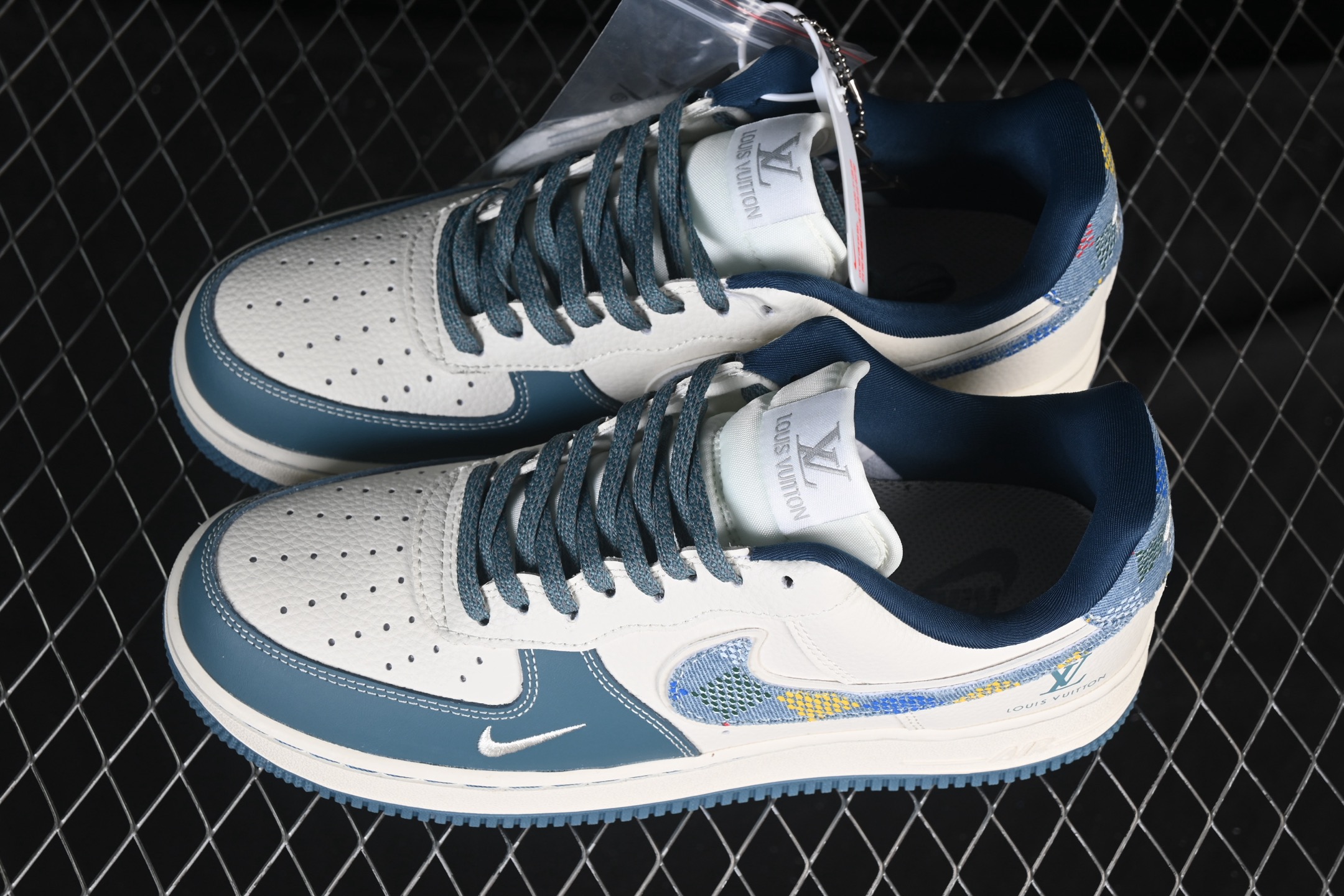 💰300纯原
Nike Air Force 1'07 Low LV联名 拼接彩勾 空军一号低帮休闲板鞋 DD1982-301
#原楦头原纸板 原装鞋盒 定制五金配件 内置全掌气垫 原厂鞋底
尺码：36 36.5 37.5 38 38.5 39 40 40.5 41 42 42.5 43 44 44.5 45 9.D4