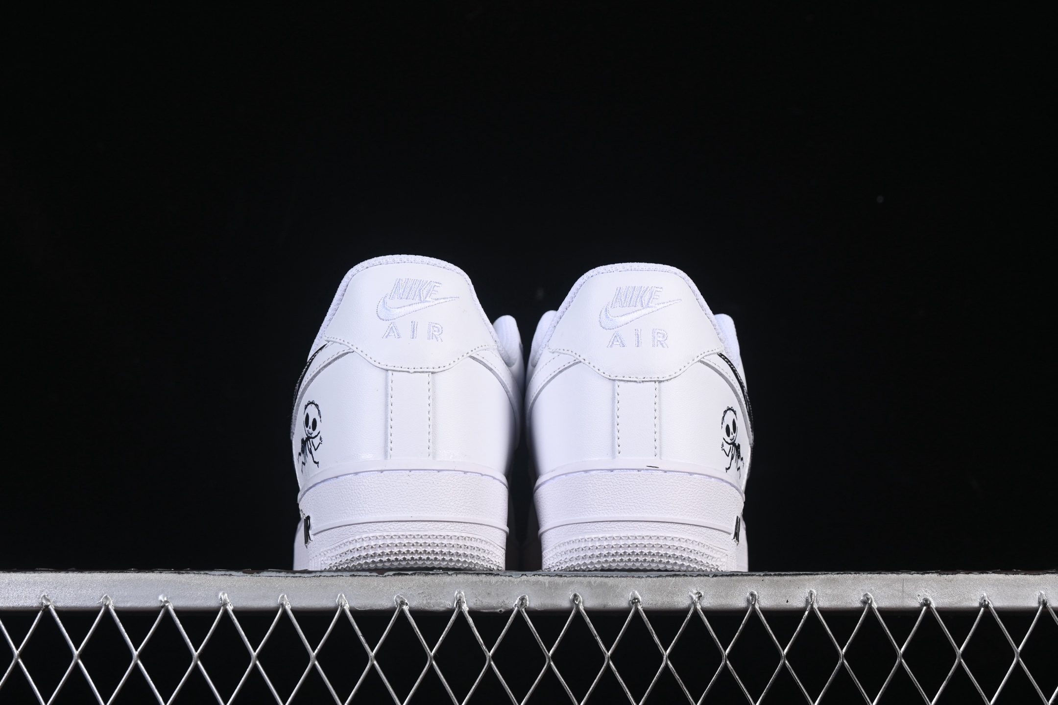 💰260纯原
 Nike Air Force 1'07 Low 万圣节主题 空军一号低帮休闲板鞋 FV5159-111
#定制皮料 原楦原纸板 纯正空军版型 内置全掌气垫
尺码：36 36.5 37.5 38 38.5 39 40 40.5 41 42 42.5 43 44 44.5 45 K.D4