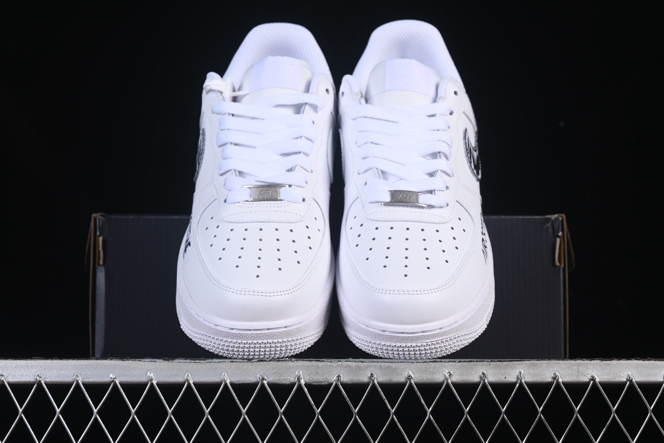 💰260纯原
 Nike Air Force 1'07 Low 万圣节主题 空军一号低帮休闲板鞋 FV5159-111
#定制皮料 原楦原纸板 纯正空军版型 内置全掌气垫
尺码：36 36.5 37.5 38 38.5 39 40 40.5 41 42 42.5 43 44 44.5 45 K.D4