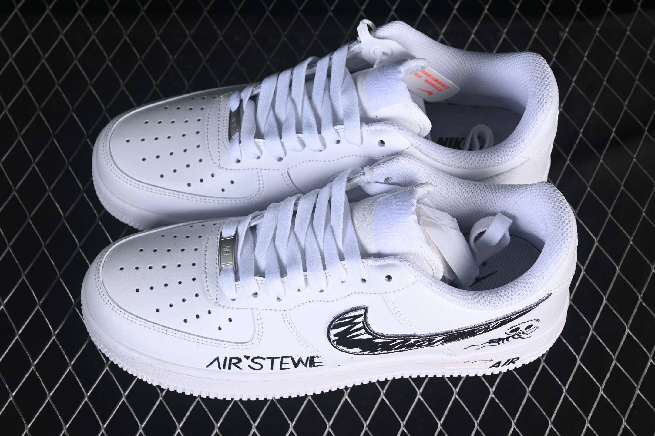 💰260纯原
 Nike Air Force 1'07 Low 万圣节主题 空军一号低帮休闲板鞋 FV5159-111
#定制皮料 原楦原纸板 纯正空军版型 内置全掌气垫
尺码：36 36.5 37.5 38 38.5 39 40 40.5 41 42 42.5 43 44 44.5 45 K.D4