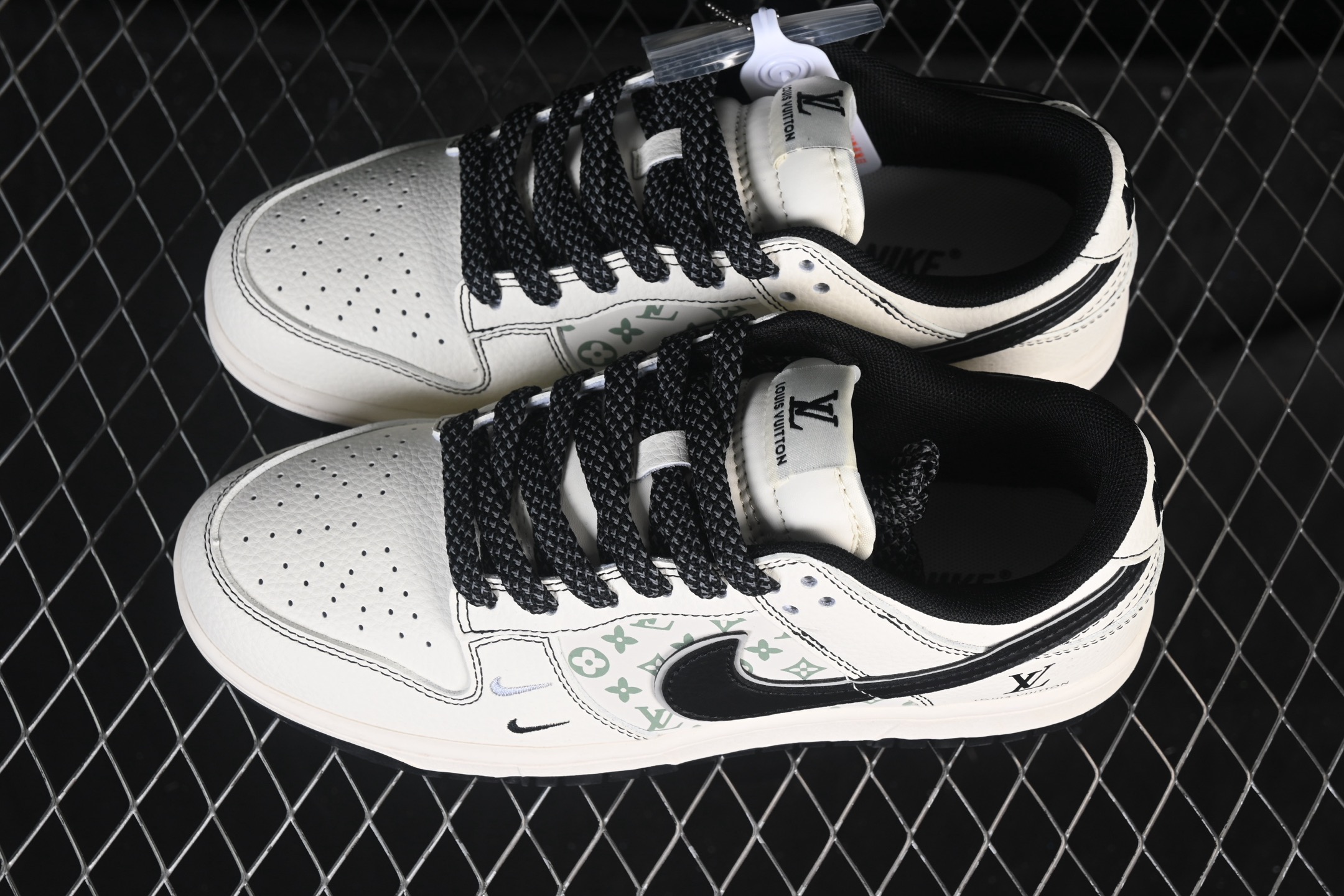 💰280公司级💰360纯原
Nike SB Dunk Low LV联名 印花米黑勾 高端定制 低帮休闲板鞋 HH7518-095
#定制鞋盒 大厂纯原品质出货 超高清洁度 皮料切割干净无任何毛边 细节完美
尺码：36 36.5 37.5 38 38.5 39 40 40.5 41 42 42.5 43 44 44.5 45 9.E5