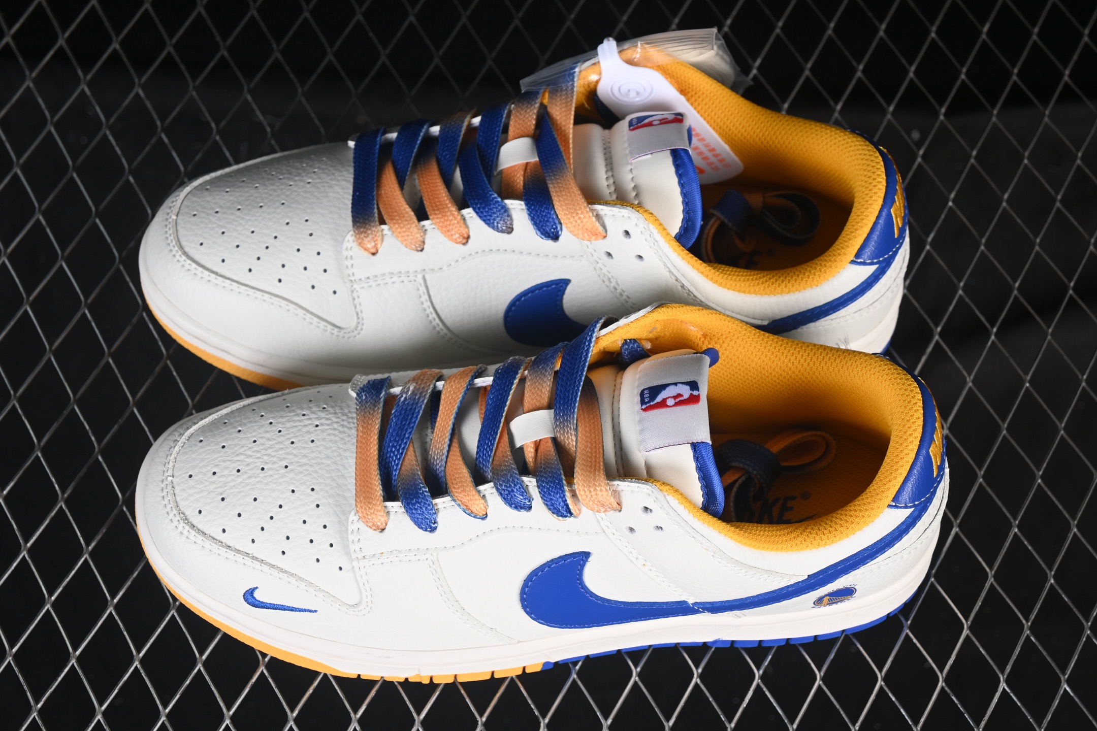 💰280公司级💰360纯原
Nike SB Dunk Low NBA联名 金州勇士 周年高端定制 低帮休闲板鞋 CS1688-108
#定制鞋盒 大厂纯原品质出货 超高清洁度 皮料切割干净无任何毛边 细节完美 
尺码：36 36.5 37.5 38 38.5 39 40 40.5 41 42 42.5 43 44 44.5 45 9.E5