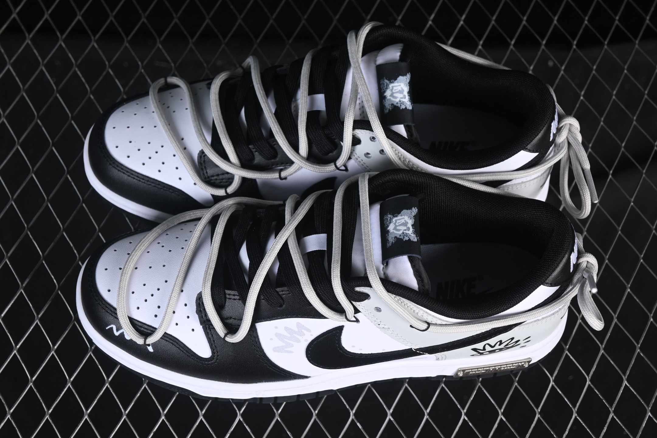 💰280公司级💰360纯原
Nike SB Dunk Low 绑带 周年高端定制 低帮休闲板鞋 DD1391-100
#定制鞋盒 超高清洁度 皮料切割干净无任何毛边 细节完美 
尺码：40 40.5 41 42 42.5 43 44 44.5 45 46 9.E5