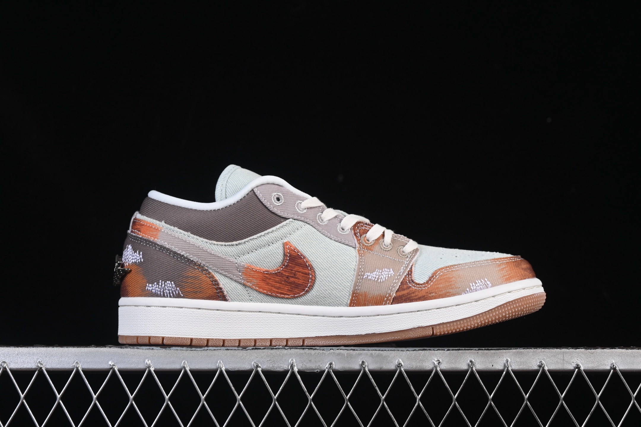 💰200公司级💰240纯原
Air Jordan 1 Low SE "Multi-Color Distressed" AJ1 乔1做旧复古喷墨 低帮文化休闲板鞋 IM6664-991
#采用毛边帆布面板与做旧细节，营造出自然磨损的复古质感。棕、橙、灰等大地色调的覆面与泼墨般的斑驳印记形成鲜明对比，赋予球鞋粗犷的街头风格。
尺码：36 36.5 37.5 38 38.5 39 40 40.5 41 42 42.5 43 44 44.5 45 46 99C3
