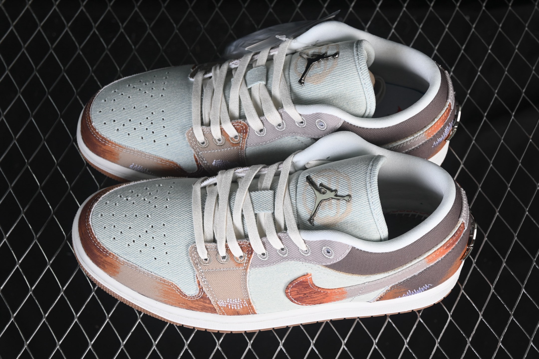 💰200公司级💰240纯原
Air Jordan 1 Low SE "Multi-Color Distressed" AJ1 乔1做旧复古喷墨 低帮文化休闲板鞋 IM6664-991
#采用毛边帆布面板与做旧细节，营造出自然磨损的复古质感。棕、橙、灰等大地色调的覆面与泼墨般的斑驳印记形成鲜明对比，赋予球鞋粗犷的街头风格。
尺码：36 36.5 37.5 38 38.5 39 40 40.5 41 42 42.5 43 44 44.5 45 46 99C3