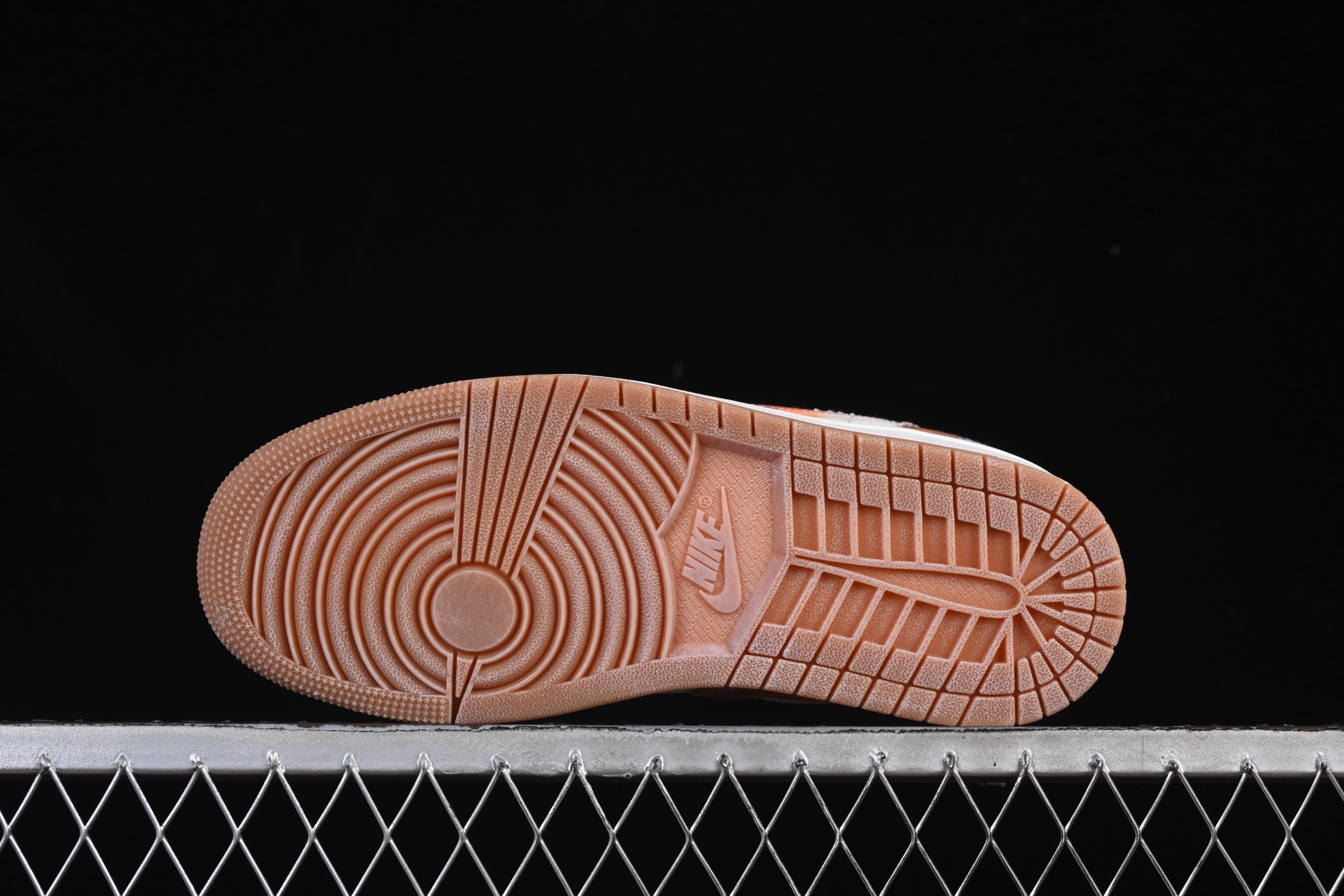 💰200公司级💰240纯原
Air Jordan 1 Low SE "Multi-Color Distressed" AJ1 乔1做旧复古喷墨 低帮文化休闲板鞋 IM6664-991
#采用毛边帆布面板与做旧细节，营造出自然磨损的复古质感。棕、橙、灰等大地色调的覆面与泼墨般的斑驳印记形成鲜明对比，赋予球鞋粗犷的街头风格。
尺码：36 36.5 37.5 38 38.5 39 40 40.5 41 42 42.5 43 44 44.5 45 46 99C3