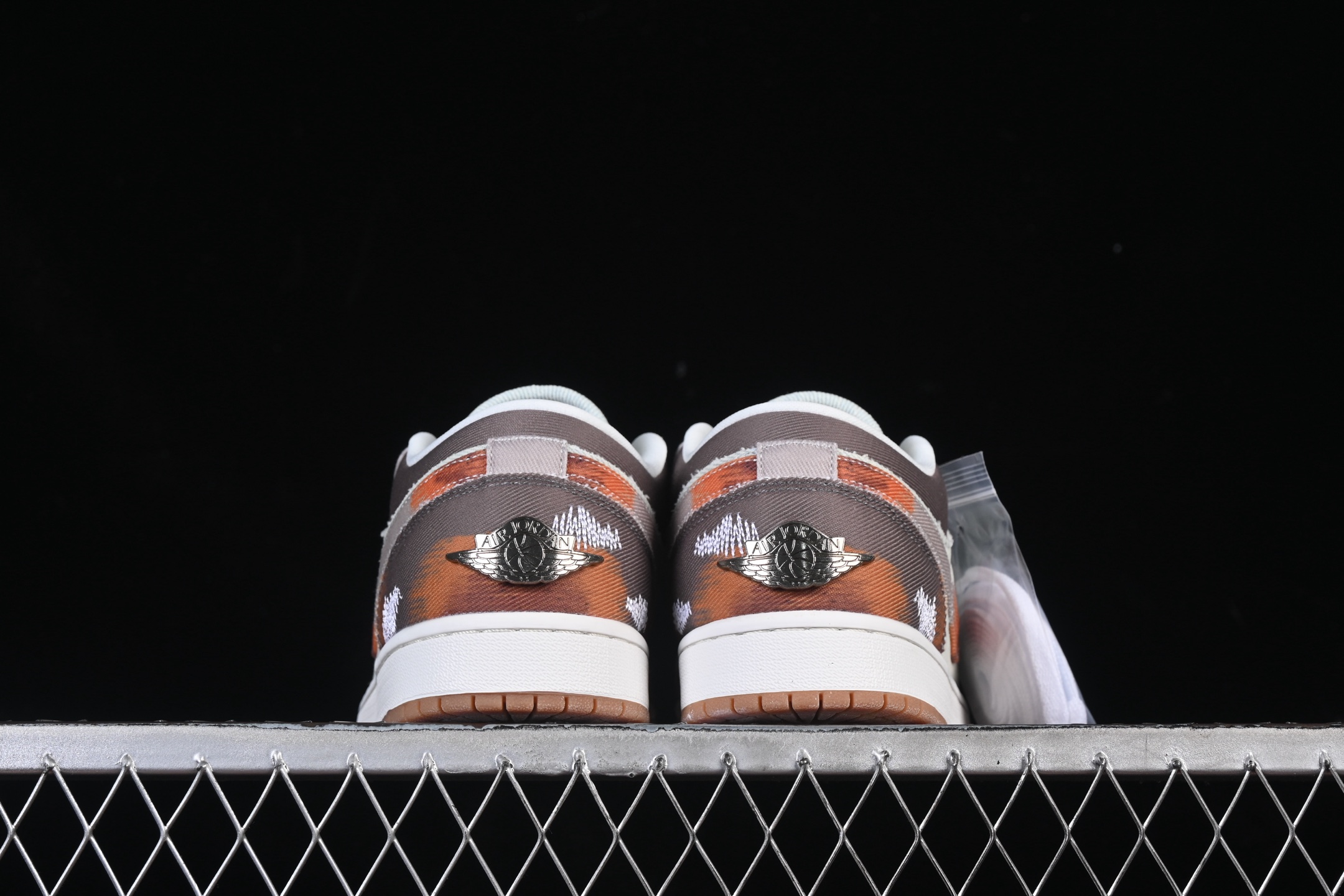 💰200公司级💰240纯原
Air Jordan 1 Low SE "Multi-Color Distressed" AJ1 乔1做旧复古喷墨 低帮文化休闲板鞋 IM6664-991
#采用毛边帆布面板与做旧细节，营造出自然磨损的复古质感。棕、橙、灰等大地色调的覆面与泼墨般的斑驳印记形成鲜明对比，赋予球鞋粗犷的街头风格。
尺码：36 36.5 37.5 38 38.5 39 40 40.5 41 42 42.5 43 44 44.5 45 46 99C3