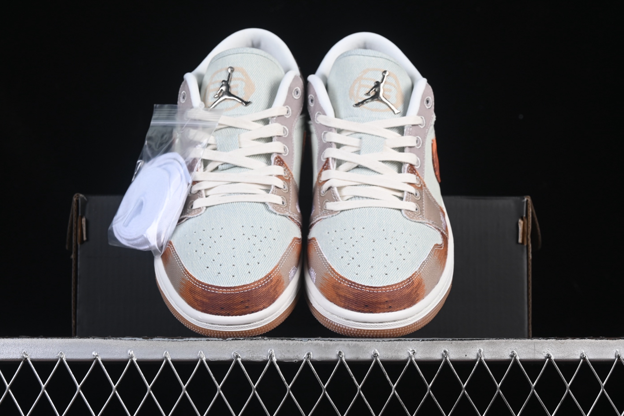 💰200公司级💰240纯原
Air Jordan 1 Low SE "Multi-Color Distressed" AJ1 乔1做旧复古喷墨 低帮文化休闲板鞋 IM6664-991
#采用毛边帆布面板与做旧细节，营造出自然磨损的复古质感。棕、橙、灰等大地色调的覆面与泼墨般的斑驳印记形成鲜明对比，赋予球鞋粗犷的街头风格。
尺码：36 36.5 37.5 38 38.5 39 40 40.5 41 42 42.5 43 44 44.5 45 46 99C3