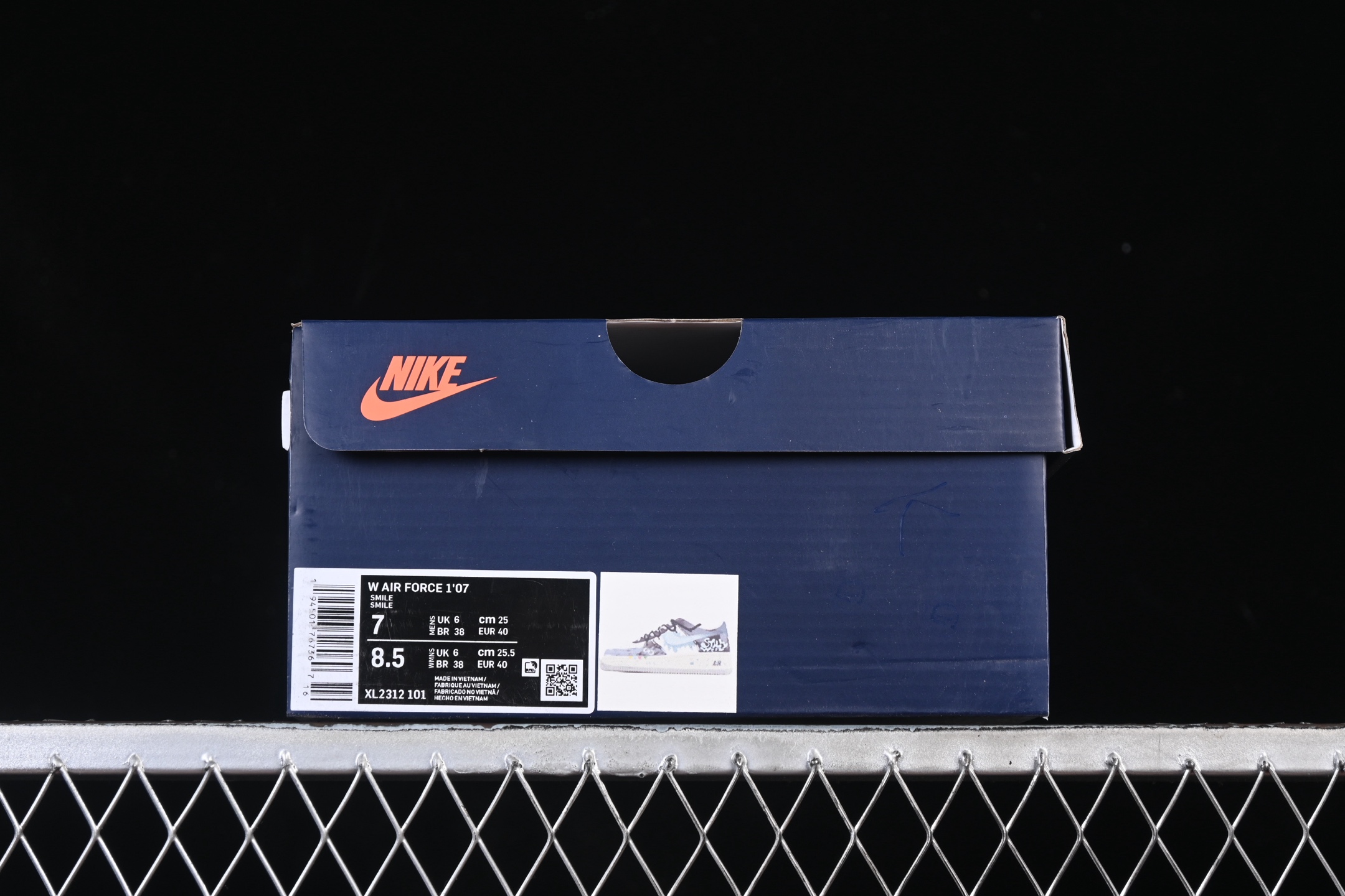 💰300纯原
 Nike Air Force 1'07 Low "Color Fission" 手绘涂鸦 色彩裂变 空军一号低帮休闲板鞋 XL2312-101
#配色以灰、蓝、白的主色调如同艺术画布，泼墨般的色彩裂变效果打破常规，鞋身的“Still Woozy”艺术字体与鞋侧Swoosh、中底泼墨细节呼应，将随性的艺术表达注入鞋款灵魂
尺码：36 36.5 37.5 38 38.5 39 40 40.5 41 42 42.5 43 44 44.5 45 9.D4