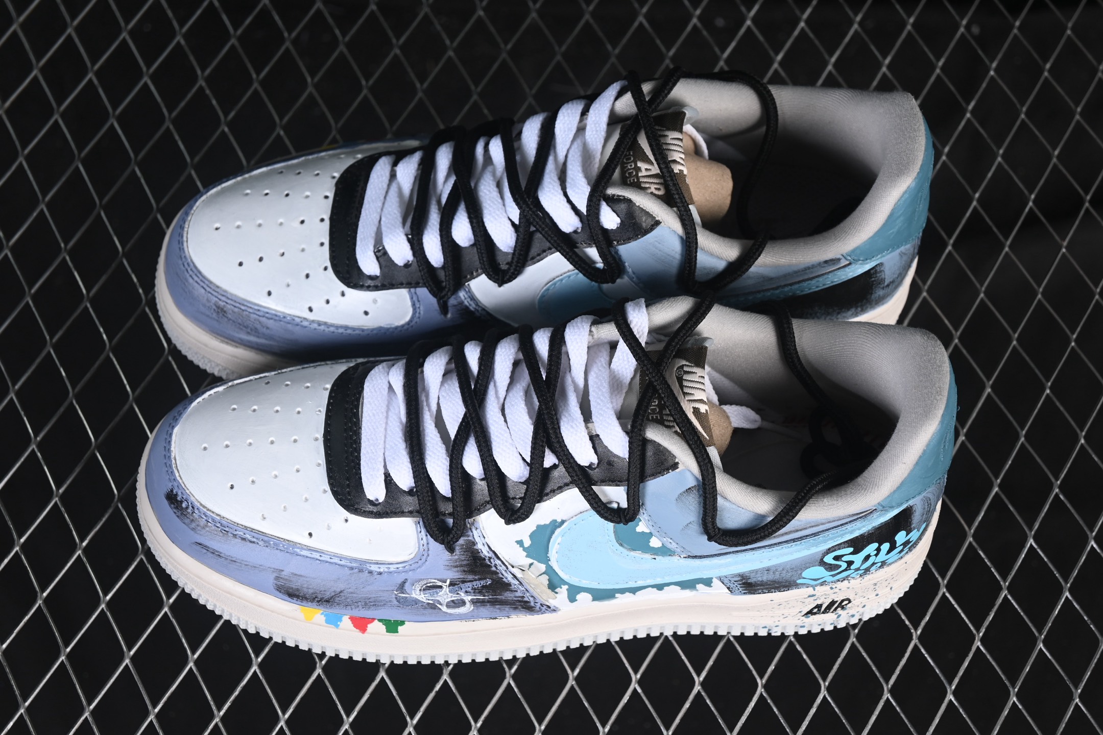 💰300纯原
 Nike Air Force 1'07 Low "Color Fission" 手绘涂鸦 色彩裂变 空军一号低帮休闲板鞋 XL2312-101
#配色以灰、蓝、白的主色调如同艺术画布，泼墨般的色彩裂变效果打破常规，鞋身的“Still Woozy”艺术字体与鞋侧Swoosh、中底泼墨细节呼应，将随性的艺术表达注入鞋款灵魂
尺码：36 36.5 37.5 38 38.5 39 40 40.5 41 42 42.5 43 44 44.5 45 9.D4