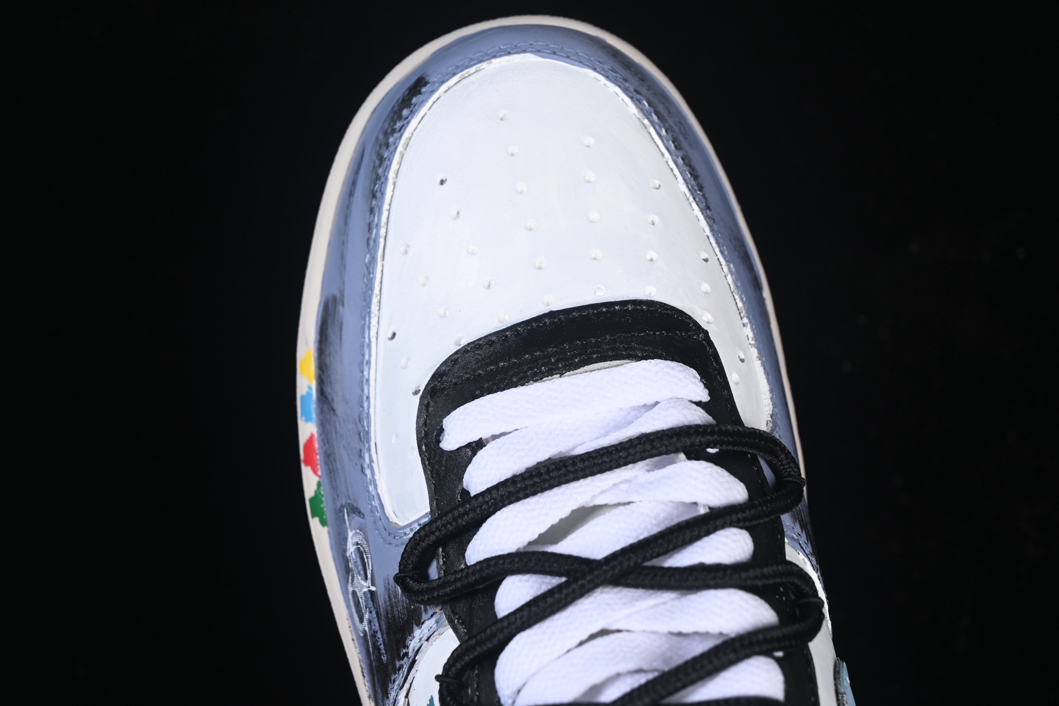 💰300纯原
 Nike Air Force 1'07 Low "Color Fission" 手绘涂鸦 色彩裂变 空军一号低帮休闲板鞋 XL2312-101
#配色以灰、蓝、白的主色调如同艺术画布，泼墨般的色彩裂变效果打破常规，鞋身的“Still Woozy”艺术字体与鞋侧Swoosh、中底泼墨细节呼应，将随性的艺术表达注入鞋款灵魂
尺码：36 36.5 37.5 38 38.5 39 40 40.5 41 42 42.5 43 44 44.5 45 9.D4