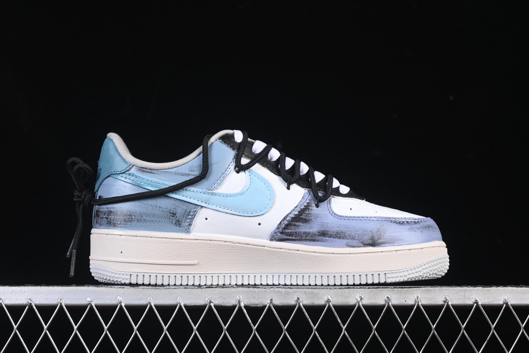 💰300纯原
 Nike Air Force 1'07 Low "Color Fission" 手绘涂鸦 色彩裂变 空军一号低帮休闲板鞋 XL2312-101
#配色以灰、蓝、白的主色调如同艺术画布，泼墨般的色彩裂变效果打破常规，鞋身的“Still Woozy”艺术字体与鞋侧Swoosh、中底泼墨细节呼应，将随性的艺术表达注入鞋款灵魂
尺码：36 36.5 37.5 38 38.5 39 40 40.5 41 42 42.5 43 44 44.5 45 9.D4