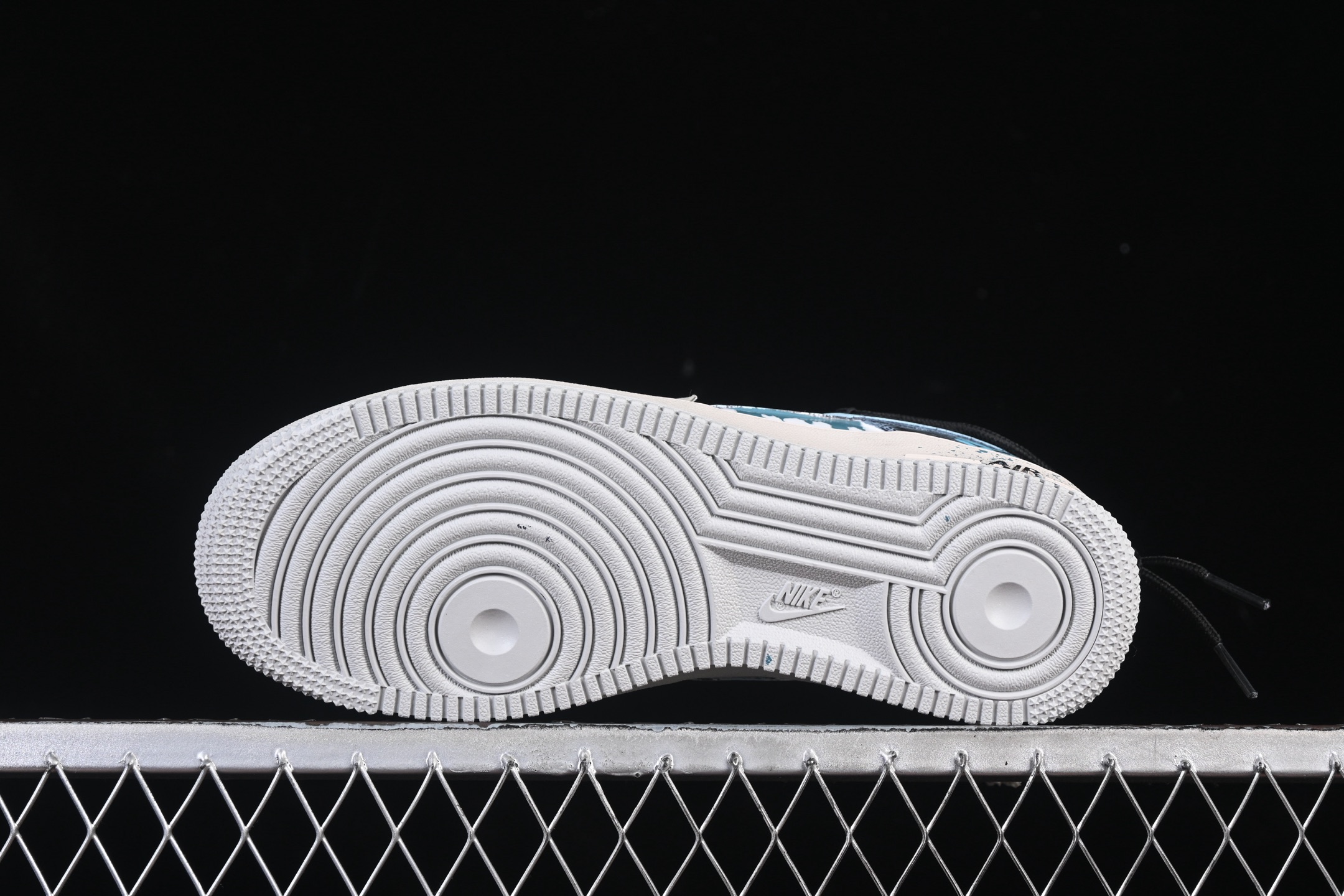 💰300纯原
 Nike Air Force 1'07 Low "Color Fission" 手绘涂鸦 色彩裂变 空军一号低帮休闲板鞋 XL2312-101
#配色以灰、蓝、白的主色调如同艺术画布，泼墨般的色彩裂变效果打破常规，鞋身的“Still Woozy”艺术字体与鞋侧Swoosh、中底泼墨细节呼应，将随性的艺术表达注入鞋款灵魂
尺码：36 36.5 37.5 38 38.5 39 40 40.5 41 42 42.5 43 44 44.5 45 9.D4