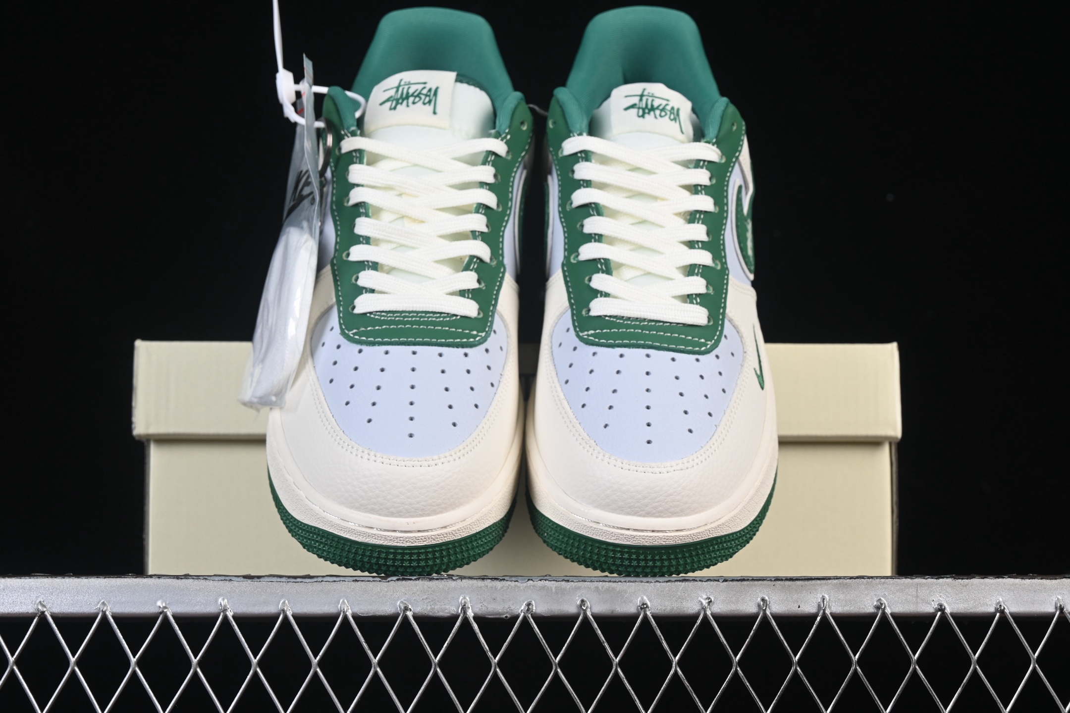 💰300纯原
Nike Air Force 1'07 Low 斯图西联名 米绿勾 空军一号低帮休闲板鞋 DD1982-305
#原楦头原纸板 原装鞋盒 定制五金配件 内置全掌气垫 原厂鞋底 
尺码：36 36.5 37.5 38 38.5 39 40 40.5 41 42 42.5 43 44 44.5 45 9.D4