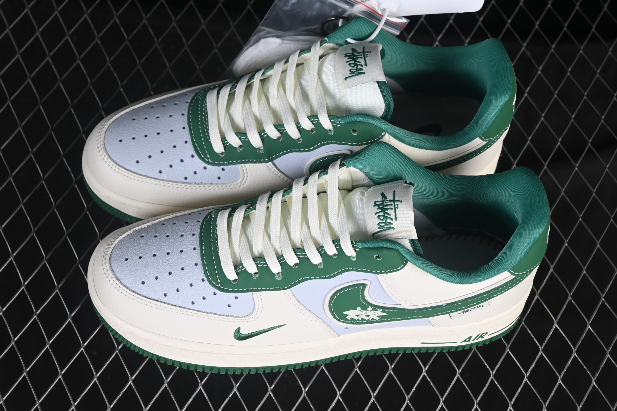 💰300纯原
Nike Air Force 1'07 Low 斯图西联名 米绿勾 空军一号低帮休闲板鞋 DD1982-305
#原楦头原纸板 原装鞋盒 定制五金配件 内置全掌气垫 原厂鞋底 
尺码：36 36.5 37.5 38 38.5 39 40 40.5 41 42 42.5 43 44 44.5 45 9.D4