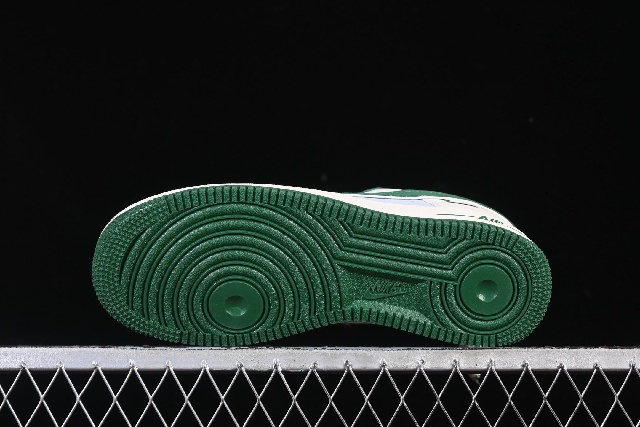 💰300纯原
Nike Air Force 1'07 Low 斯图西联名 米绿勾 空军一号低帮休闲板鞋 DD1982-305
#原楦头原纸板 原装鞋盒 定制五金配件 内置全掌气垫 原厂鞋底 
尺码：36 36.5 37.5 38 38.5 39 40 40.5 41 42 42.5 43 44 44.5 45 9.D4