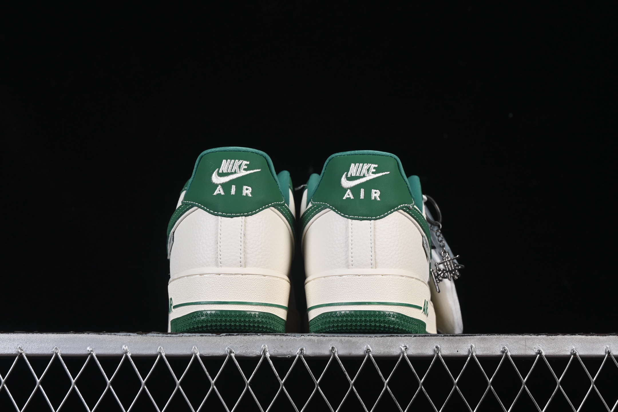 💰300纯原
Nike Air Force 1'07 Low 斯图西联名 米绿勾 空军一号低帮休闲板鞋 DD1982-305
#原楦头原纸板 原装鞋盒 定制五金配件 内置全掌气垫 原厂鞋底 
尺码：36 36.5 37.5 38 38.5 39 40 40.5 41 42 42.5 43 44 44.5 45 9.D4