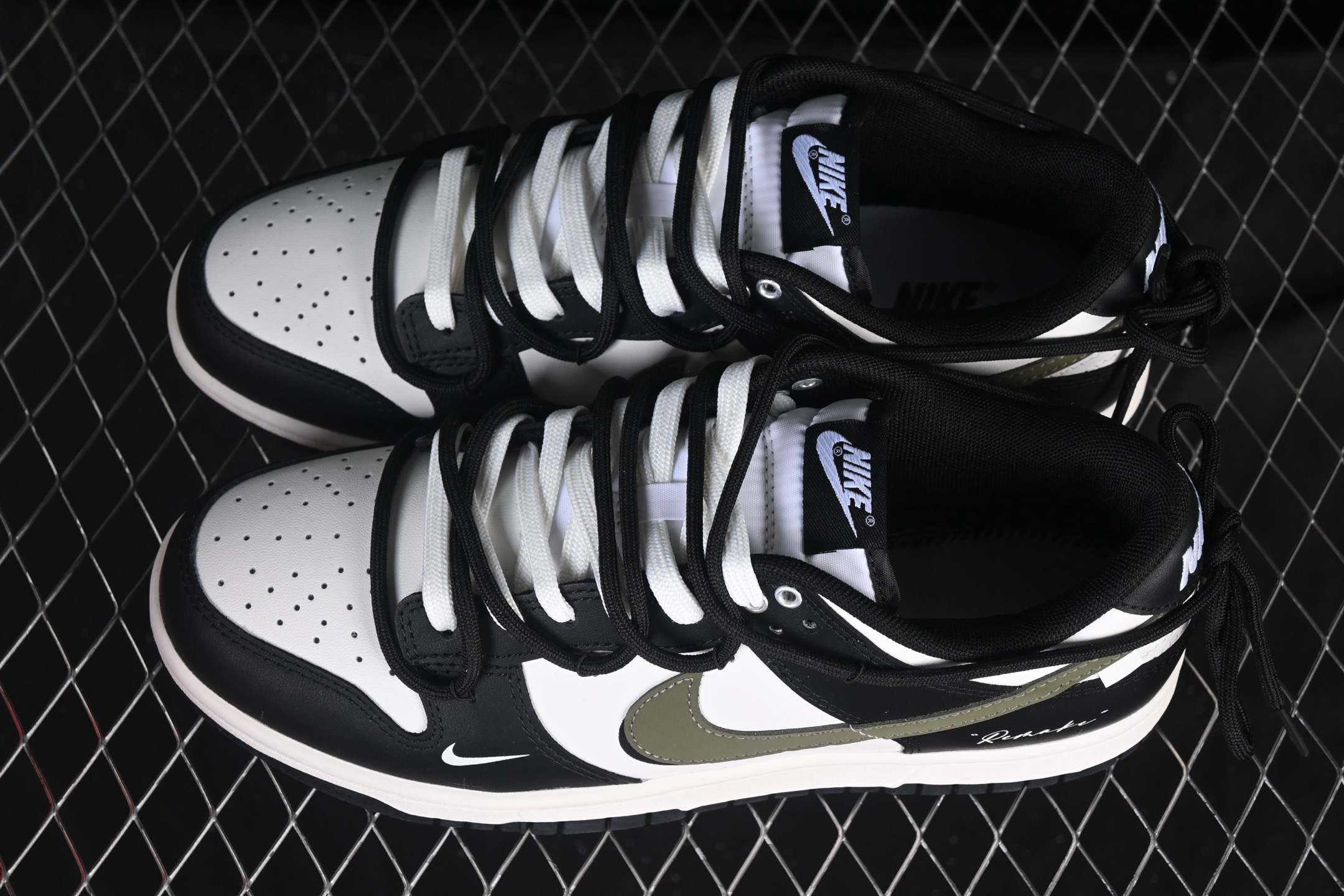 💰260公司级💰360纯原
Nike SB Dunk Low 绑带 周年高端定制 低帮休闲板鞋 BG0512-083
#定制鞋盒 超高清洁度 皮料切割干净无任何毛边 细节完美 
尺码：40 40.5 41 42 42.5 43 44 44.5 45 46 9.E5