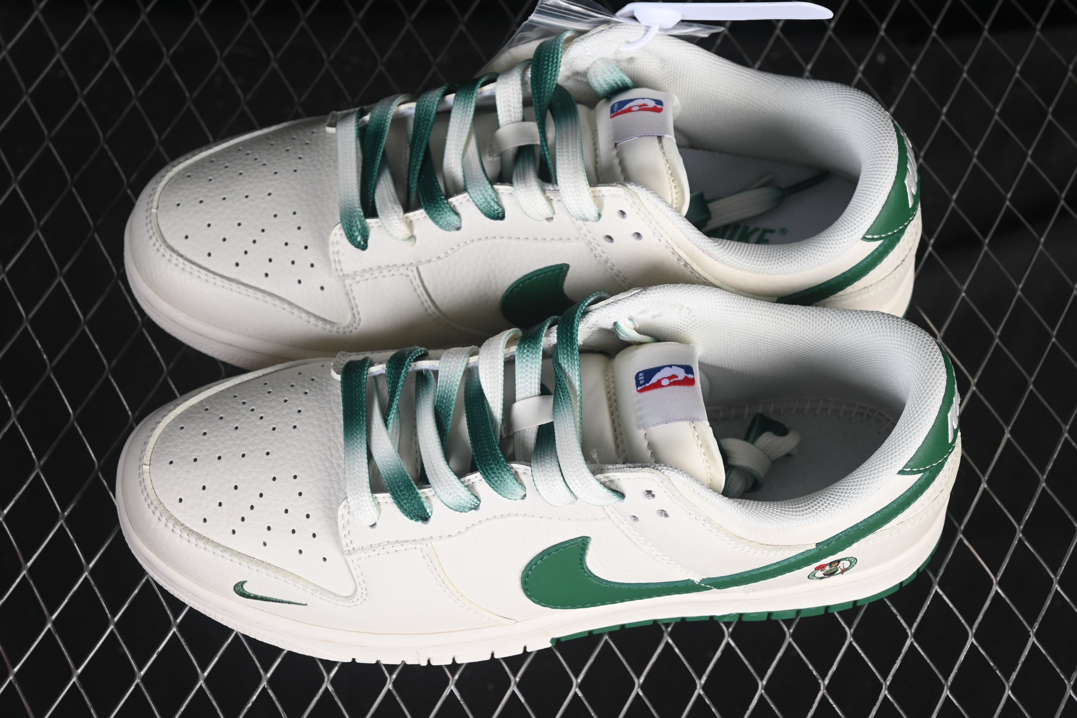 💰280公司级💰360纯原
 Nike SB Dunk Low NBA联名 凯尔特人 周年高端定制 低帮休闲板鞋 CS1688-106
#定制鞋盒 大厂纯原品质出货 超高清洁度 皮料切割干净无任何毛边 细节完美 
尺码：36 36.5 37.5 38 38.5 39 40 40.5 41 42 42.5 43 44 44.5 45 9.E5