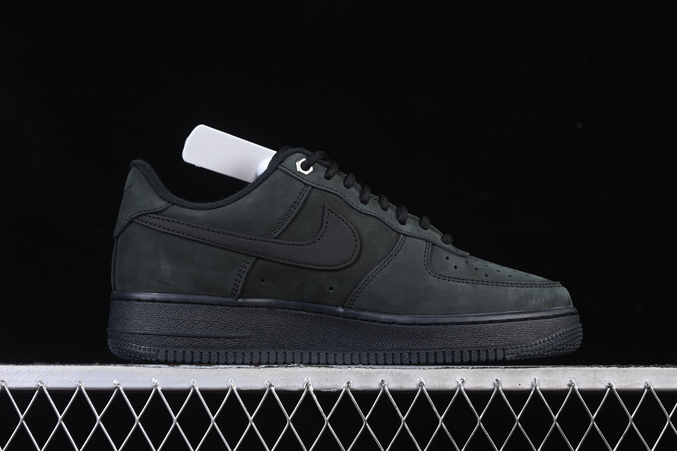 💰280纯原
Nike Air Force 1'07 Low 麂皮 空军一号低帮休闲板鞋 CJ9179-001
#原楦头原纸板 原装鞋盒 内置全掌气垫 原厂鞋底
尺码：36 36.5 37.5 38 38.5 39 40 40.5 41 42 42.5 43 44 44.5 45 K.D4