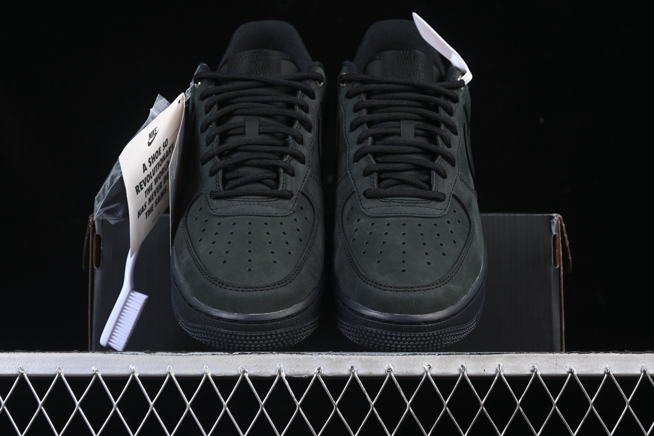 💰280纯原
Nike Air Force 1'07 Low 麂皮 空军一号低帮休闲板鞋 CJ9179-001
#原楦头原纸板 原装鞋盒 内置全掌气垫 原厂鞋底
尺码：36 36.5 37.5 38 38.5 39 40 40.5 41 42 42.5 43 44 44.5 45 K.D4