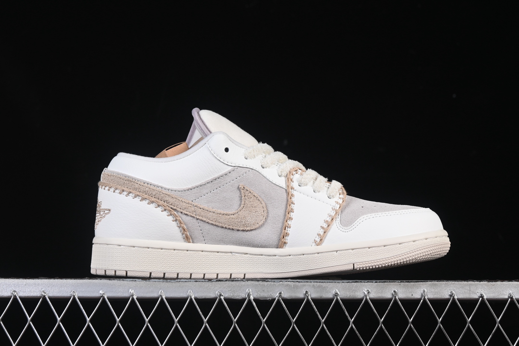 💰200公司级💰240纯原
Air Jordan 1 Low AJ1 乔1米白棕 低帮休闲板鞋 HV4268-120
#米白与浅棕温柔碰撞，质感绝了～鞋面拼接设计很有细节感，简约又不失层次。不管是搭配裙装走甜妹风，还是配休闲裤打造随性范儿，都超合适，上脚瞬间解锁清新穿搭～
尺码：36 36.5 37.5 38 38.5 39 40 40.5 41 42 42.5 43 44 44.5 45 46 99C3