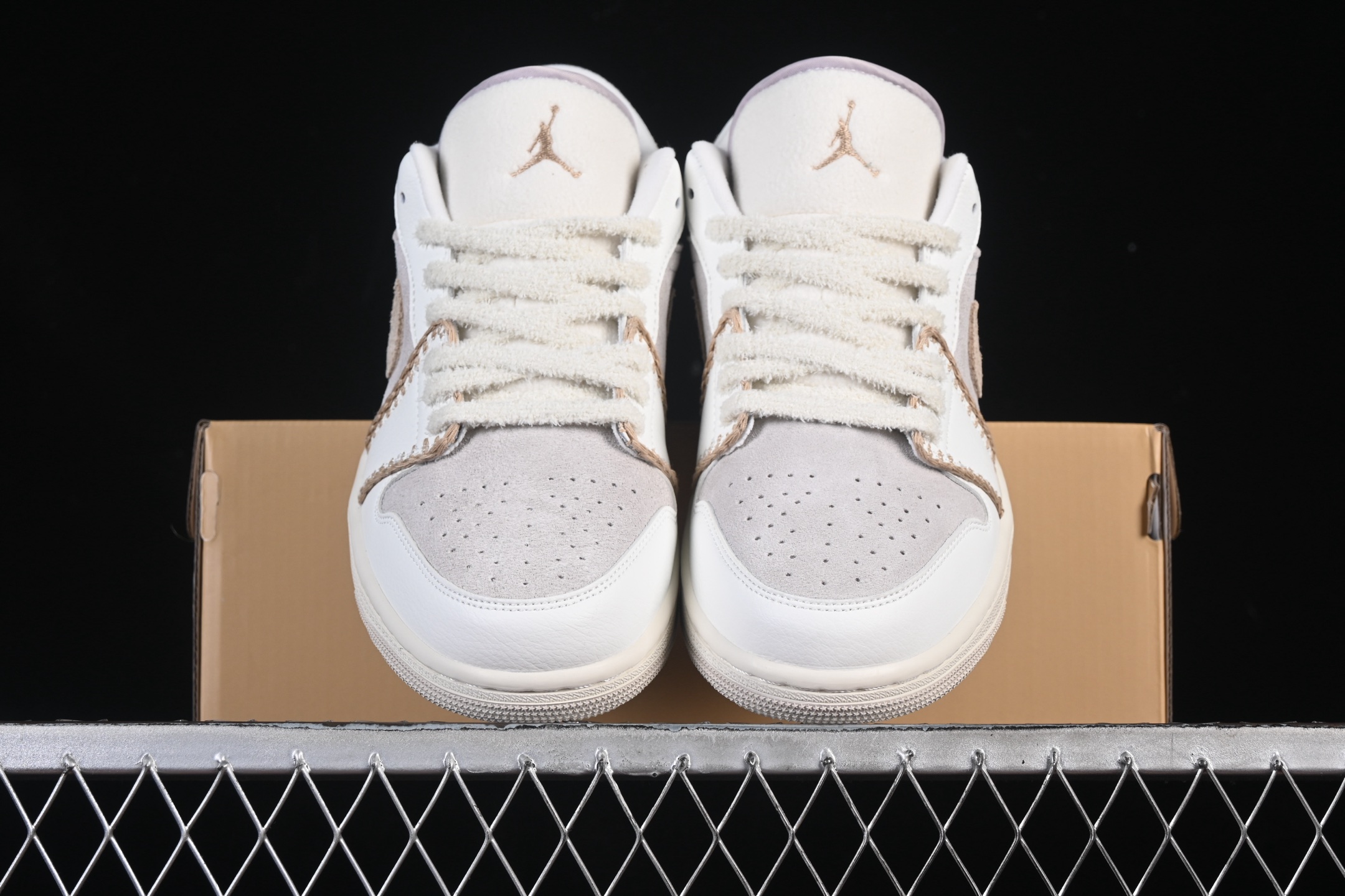 💰200公司级💰240纯原
Air Jordan 1 Low AJ1 乔1米白棕 低帮休闲板鞋 HV4268-120
#米白与浅棕温柔碰撞，质感绝了～鞋面拼接设计很有细节感，简约又不失层次。不管是搭配裙装走甜妹风，还是配休闲裤打造随性范儿，都超合适，上脚瞬间解锁清新穿搭～
尺码：36 36.5 37.5 38 38.5 39 40 40.5 41 42 42.5 43 44 44.5 45 46 99C3