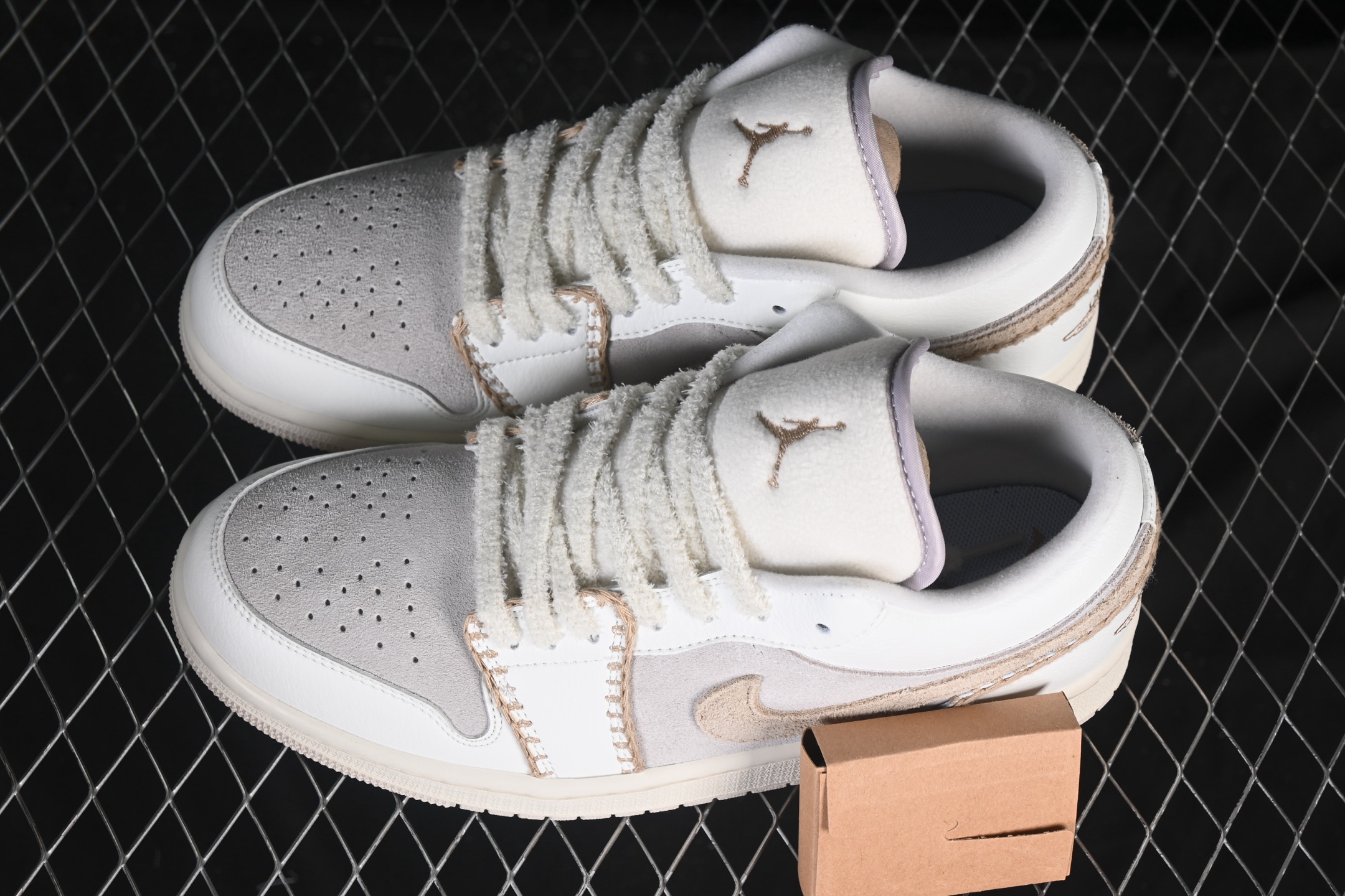 💰200公司级💰240纯原
Air Jordan 1 Low AJ1 乔1米白棕 低帮休闲板鞋 HV4268-120
#米白与浅棕温柔碰撞，质感绝了～鞋面拼接设计很有细节感，简约又不失层次。不管是搭配裙装走甜妹风，还是配休闲裤打造随性范儿，都超合适，上脚瞬间解锁清新穿搭～
尺码：36 36.5 37.5 38 38.5 39 40 40.5 41 42 42.5 43 44 44.5 45 46 99C3