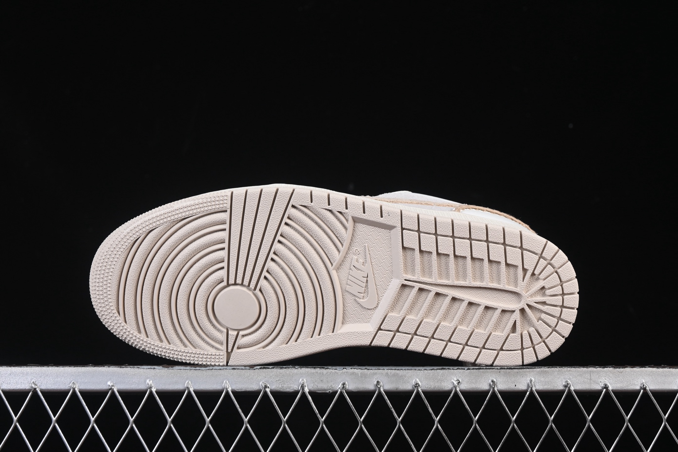 💰200公司级💰240纯原
Air Jordan 1 Low AJ1 乔1米白棕 低帮休闲板鞋 HV4268-120
#米白与浅棕温柔碰撞，质感绝了～鞋面拼接设计很有细节感，简约又不失层次。不管是搭配裙装走甜妹风，还是配休闲裤打造随性范儿，都超合适，上脚瞬间解锁清新穿搭～
尺码：36 36.5 37.5 38 38.5 39 40 40.5 41 42 42.5 43 44 44.5 45 46 99C3