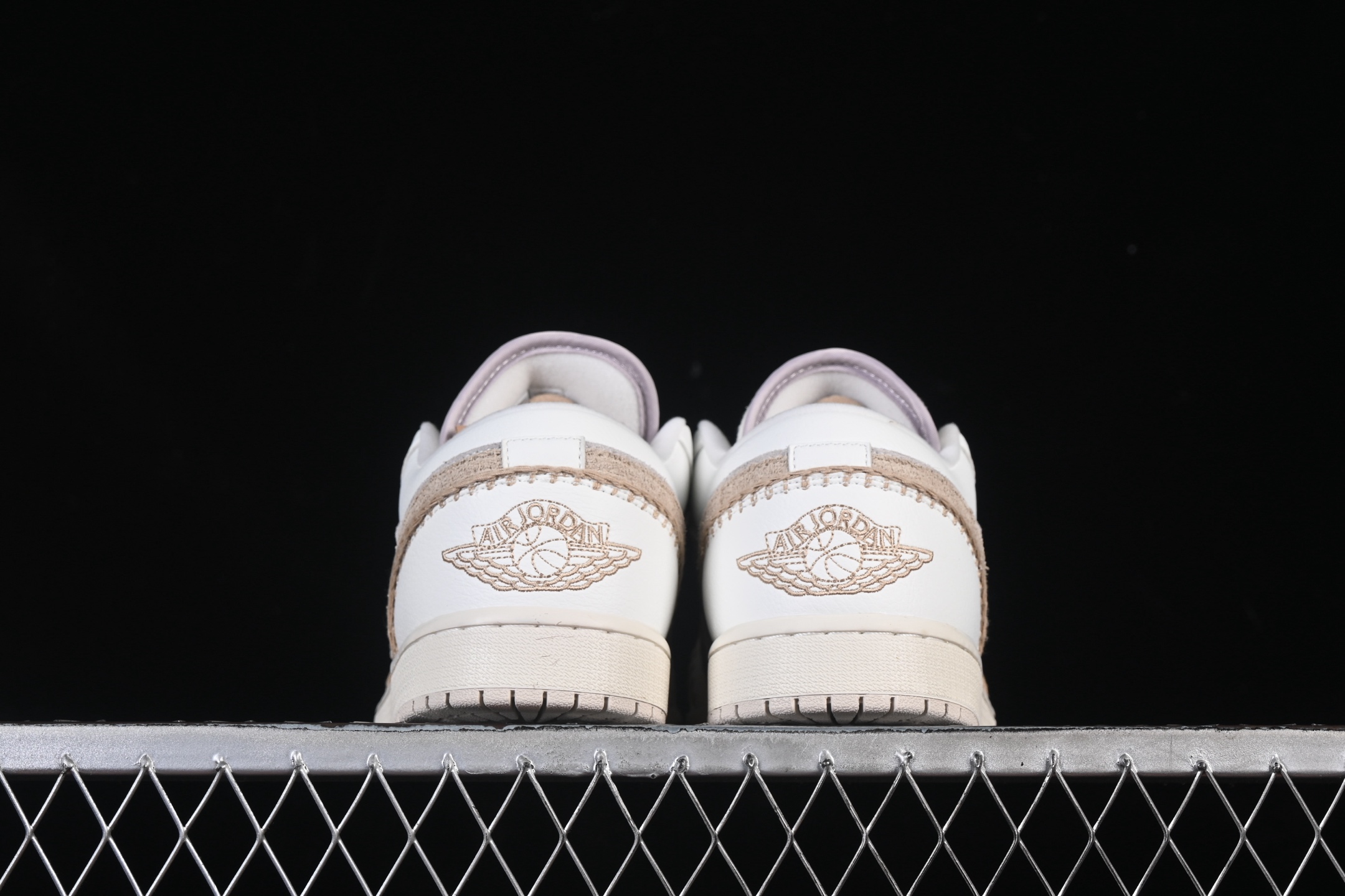 💰200公司级💰240纯原
Air Jordan 1 Low AJ1 乔1米白棕 低帮休闲板鞋 HV4268-120
#米白与浅棕温柔碰撞，质感绝了～鞋面拼接设计很有细节感，简约又不失层次。不管是搭配裙装走甜妹风，还是配休闲裤打造随性范儿，都超合适，上脚瞬间解锁清新穿搭～
尺码：36 36.5 37.5 38 38.5 39 40 40.5 41 42 42.5 43 44 44.5 45 46 99C3