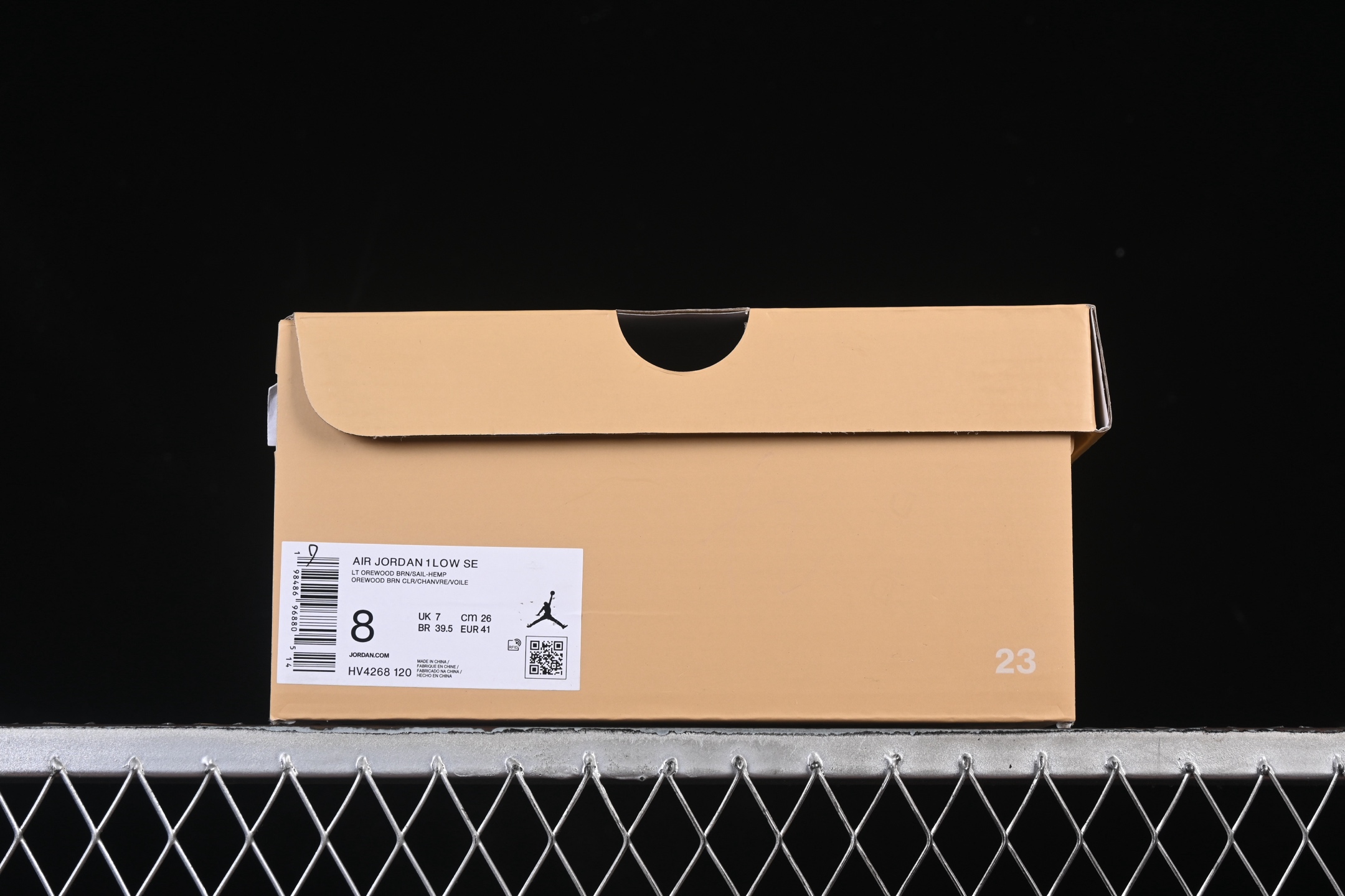 💰200公司级💰240纯原
Air Jordan 1 Low AJ1 乔1米白棕 低帮休闲板鞋 HV4268-120
#米白与浅棕温柔碰撞，质感绝了～鞋面拼接设计很有细节感，简约又不失层次。不管是搭配裙装走甜妹风，还是配休闲裤打造随性范儿，都超合适，上脚瞬间解锁清新穿搭～
尺码：36 36.5 37.5 38 38.5 39 40 40.5 41 42 42.5 43 44 44.5 45 46 99C3