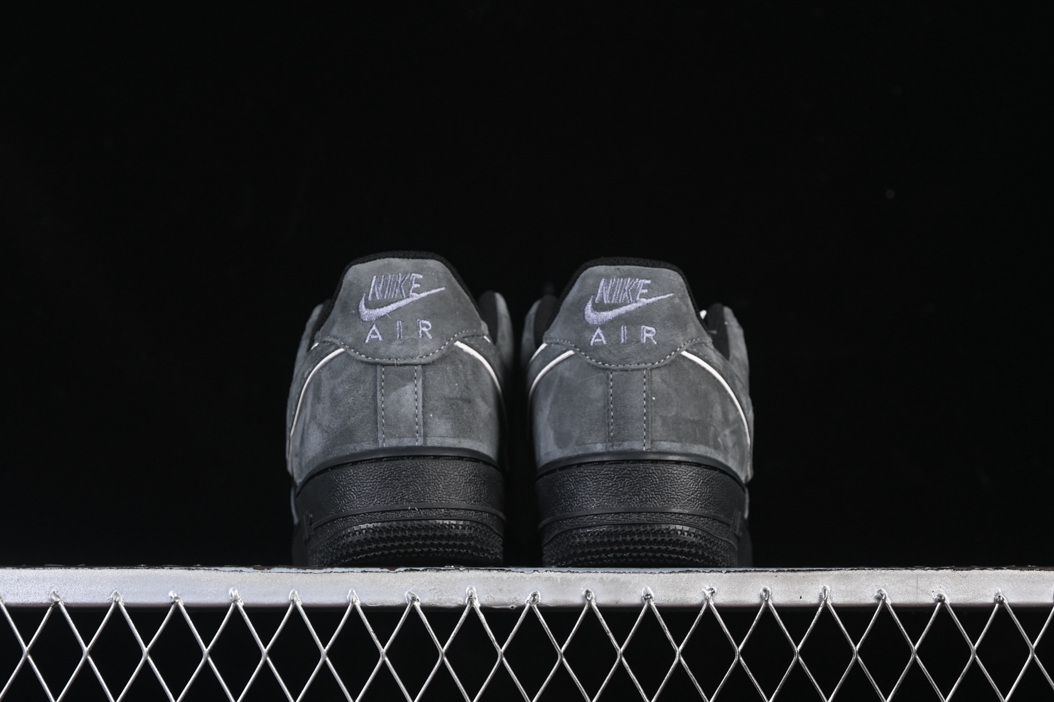 💰300纯原
 Nike Air Force 1'07 Low 灰黑麂皮 空军一号低帮休闲板鞋 ZH0316-133
#定制皮料 原盒原包装 原楦头原纸板 纯正版型 内置全掌气垫
尺码：36 36.5 37.5 38 38.5 39 40 40.5 41 42 42.5 43 44 44.5 45 9.D4