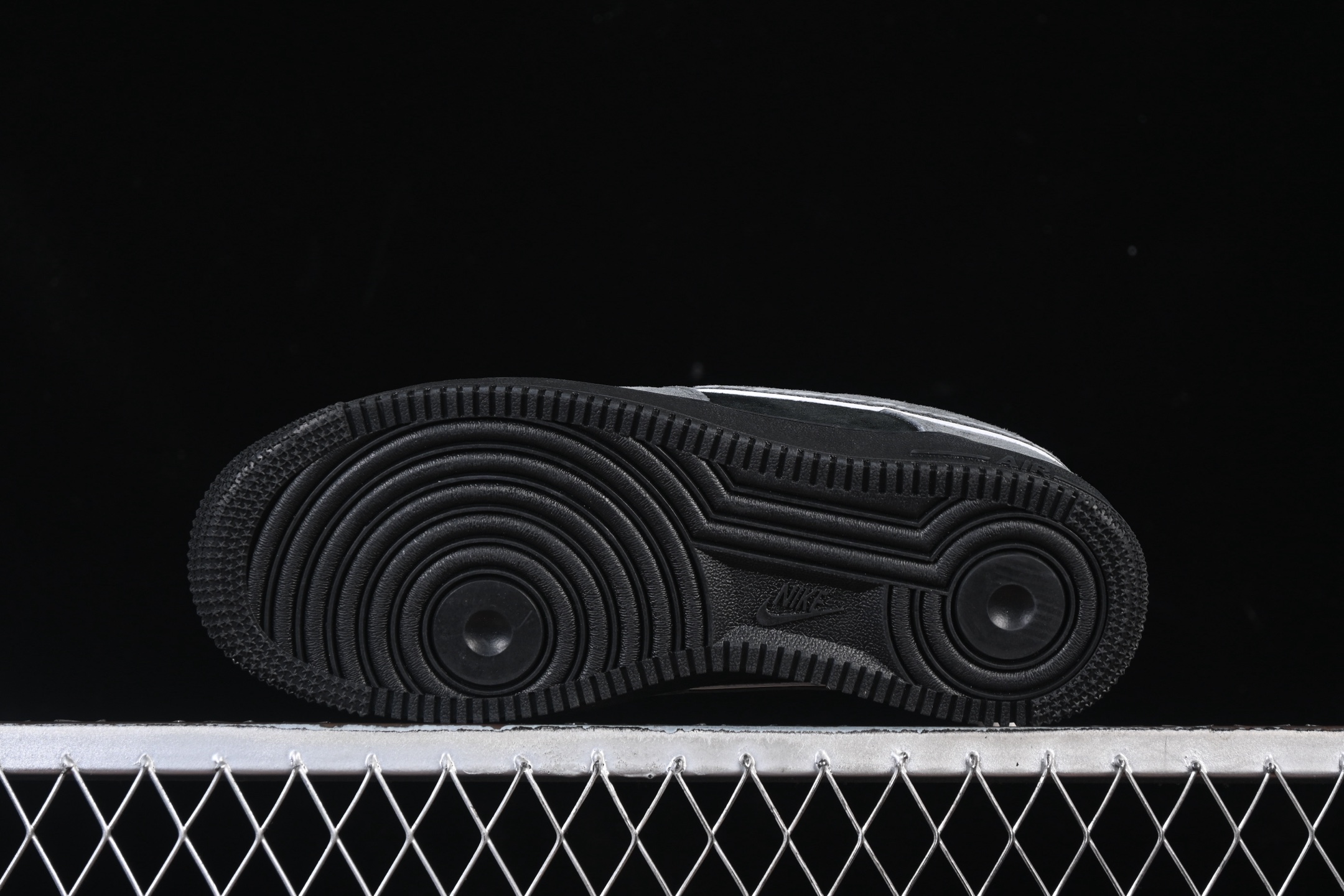 💰300纯原
 Nike Air Force 1'07 Low 灰黑麂皮 空军一号低帮休闲板鞋 ZH0316-133
#定制皮料 原盒原包装 原楦头原纸板 纯正版型 内置全掌气垫
尺码：36 36.5 37.5 38 38.5 39 40 40.5 41 42 42.5 43 44 44.5 45 9.D4