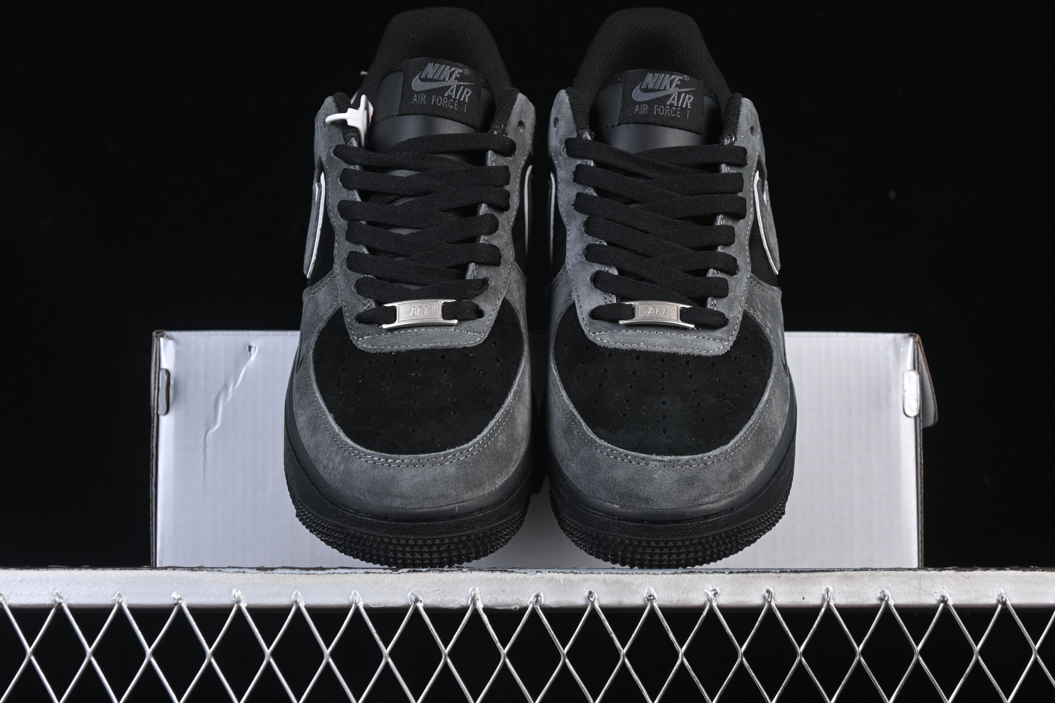 💰300纯原
 Nike Air Force 1'07 Low 灰黑麂皮 空军一号低帮休闲板鞋 ZH0316-133
#定制皮料 原盒原包装 原楦头原纸板 纯正版型 内置全掌气垫
尺码：36 36.5 37.5 38 38.5 39 40 40.5 41 42 42.5 43 44 44.5 45 9.D4