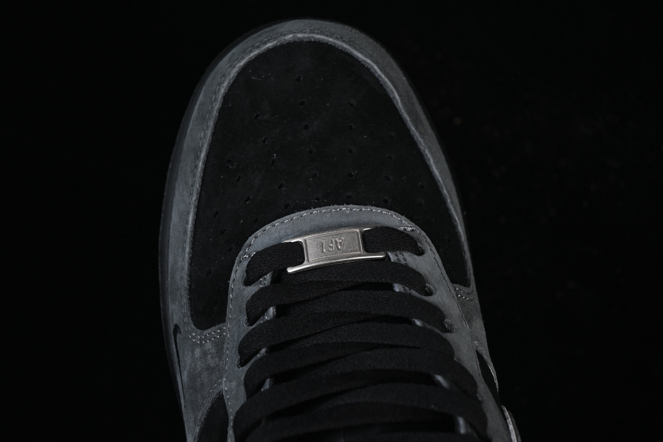 💰300纯原
 Nike Air Force 1'07 Low 灰黑麂皮 空军一号低帮休闲板鞋 ZH0316-133
#定制皮料 原盒原包装 原楦头原纸板 纯正版型 内置全掌气垫
尺码：36 36.5 37.5 38 38.5 39 40 40.5 41 42 42.5 43 44 44.5 45 9.D4