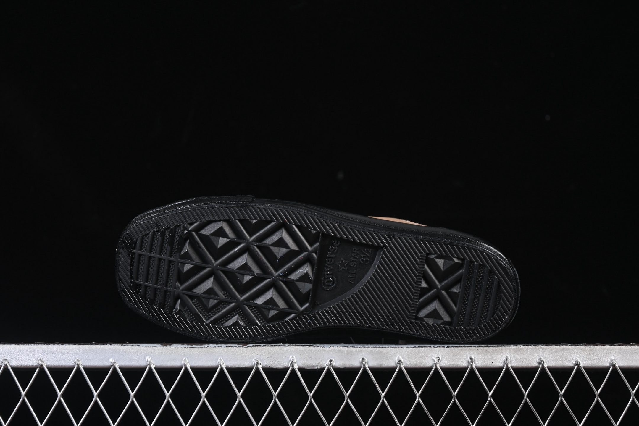 💰140纯原
 Converse All Star Squaretoe OX 匡威日产方头简约百搭舒适低帮帆布鞋 1SE782
#鞋款整体平衡感做得很好，简约又自然，让人不觉得会轻易过时。
尺码：35 36 36.5 37 37.5 38 39 39.5 40 41 41.5 42 42.5 43 44 M.C3