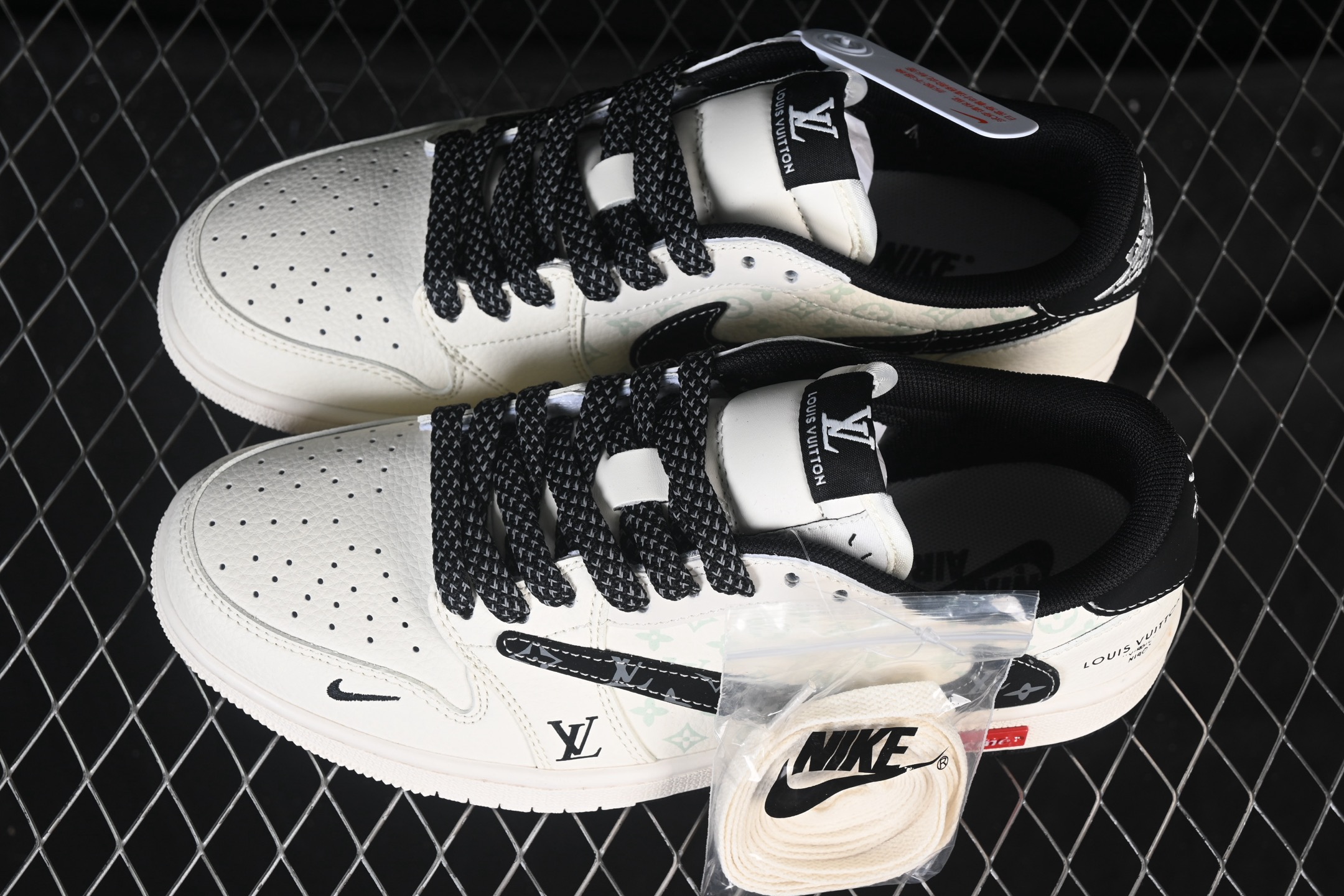 💰280公司级💰360纯原
 Travis Scott x Fragment Design x Air Jordan 1 Low OG SP AJ1 乔1双拼黑花勾 低帮文化休闲板鞋 CX5050-Y27
#多方联名合作融合了Travis Scott 独特的音乐风格，藤原浩个性的设计风格以及Jordan品牌的经典元素 使其成为一双具有独特身份和价值的鞋子 清新而立体的外观加上联名标识更突出了其独特身份 这种配色方案显示出活力和时尚感 在视觉上引人注目 鞋身的质感和细腻的细节处理使其显得高端而格调十足 这款“倒钩”联名是设计与创意完美结合 融合多方的个性风格是一款备受瞩目的潮流鞋款
尺码：36 36.5 37.5 38 38.5 39 40 40.5 41 42 42.5 43 44 44.5 45 9.E5