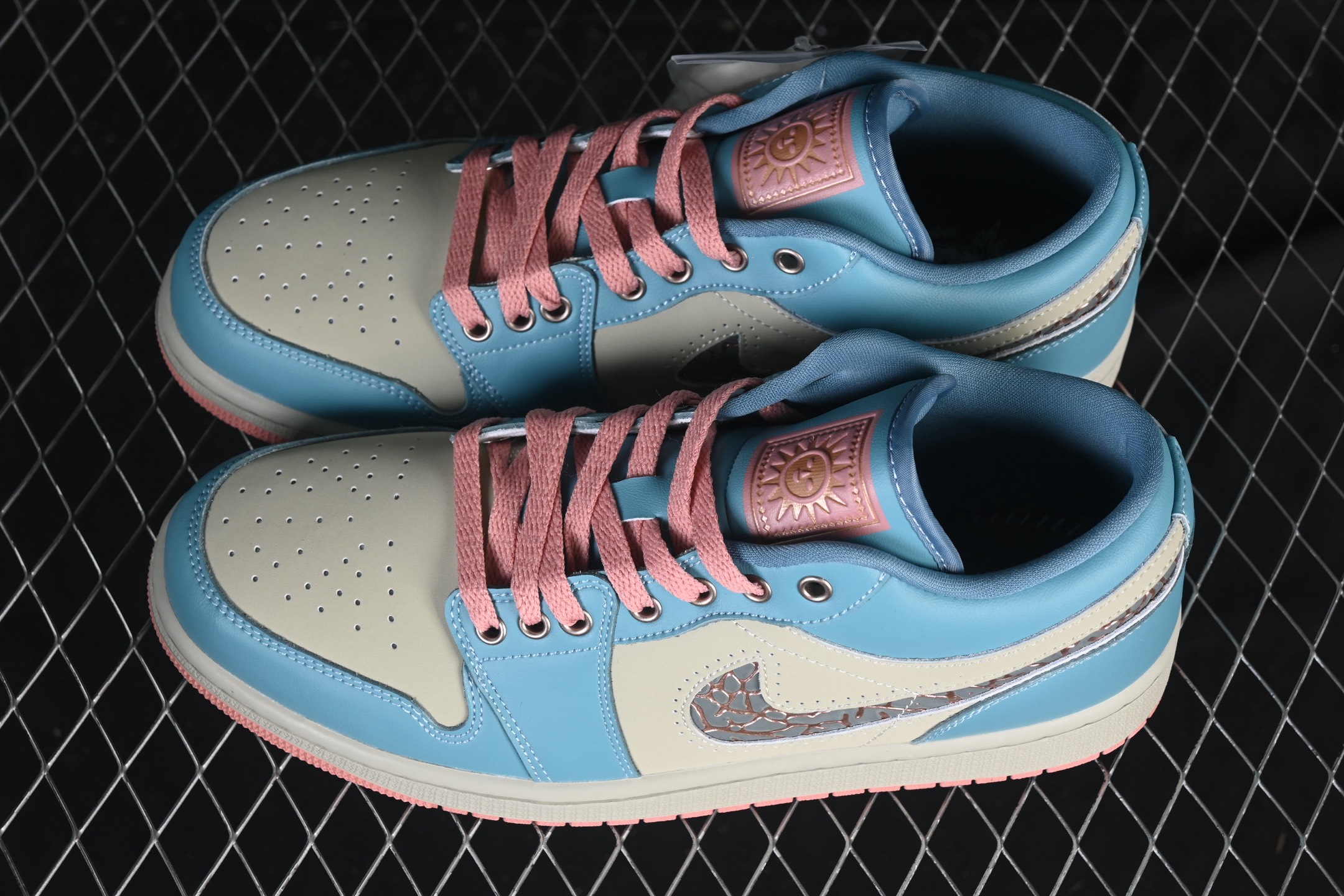 💰200公司级💰240纯原
 Air Jordan 1 Low AJ1 乔1亡灵节 低帮休闲板鞋 IM8120-464
尺码：36 36.5 37.5 38 38.5 39 40 40.5 41 42 42.5 43 44 44.5 45 46 99C3