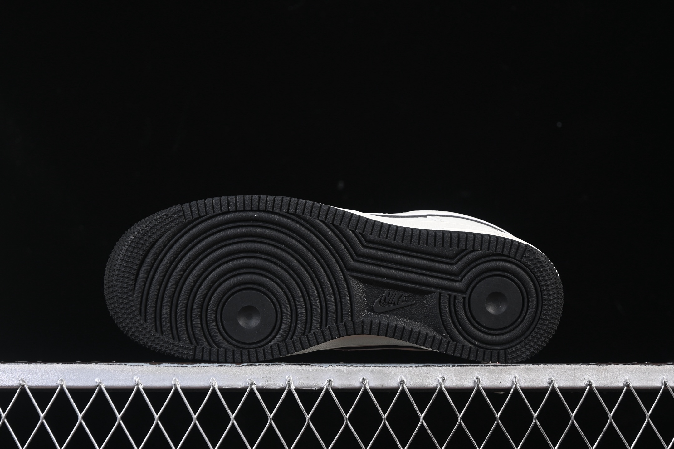 💰300纯原
 Nike Air Force 1'07 Low 斯图西联名 米黑底 空军一号低帮休闲板鞋 CS5288-046
#原楦头原纸板 原装鞋盒 定制五金配件 内置全掌气垫 原厂鞋底 
尺码：36 36.5 37.5 38 38.5 39 40 9.D4