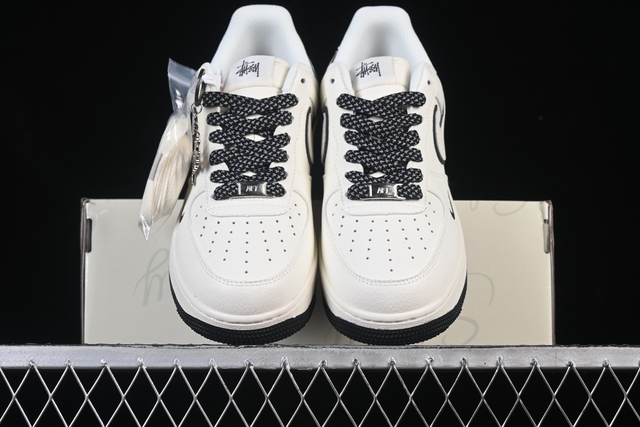 💰300纯原
 Nike Air Force 1'07 Low 斯图西联名 米黑底 空军一号低帮休闲板鞋 CS5288-046
#原楦头原纸板 原装鞋盒 定制五金配件 内置全掌气垫 原厂鞋底 
尺码：36 36.5 37.5 38 38.5 39 40 9.D4