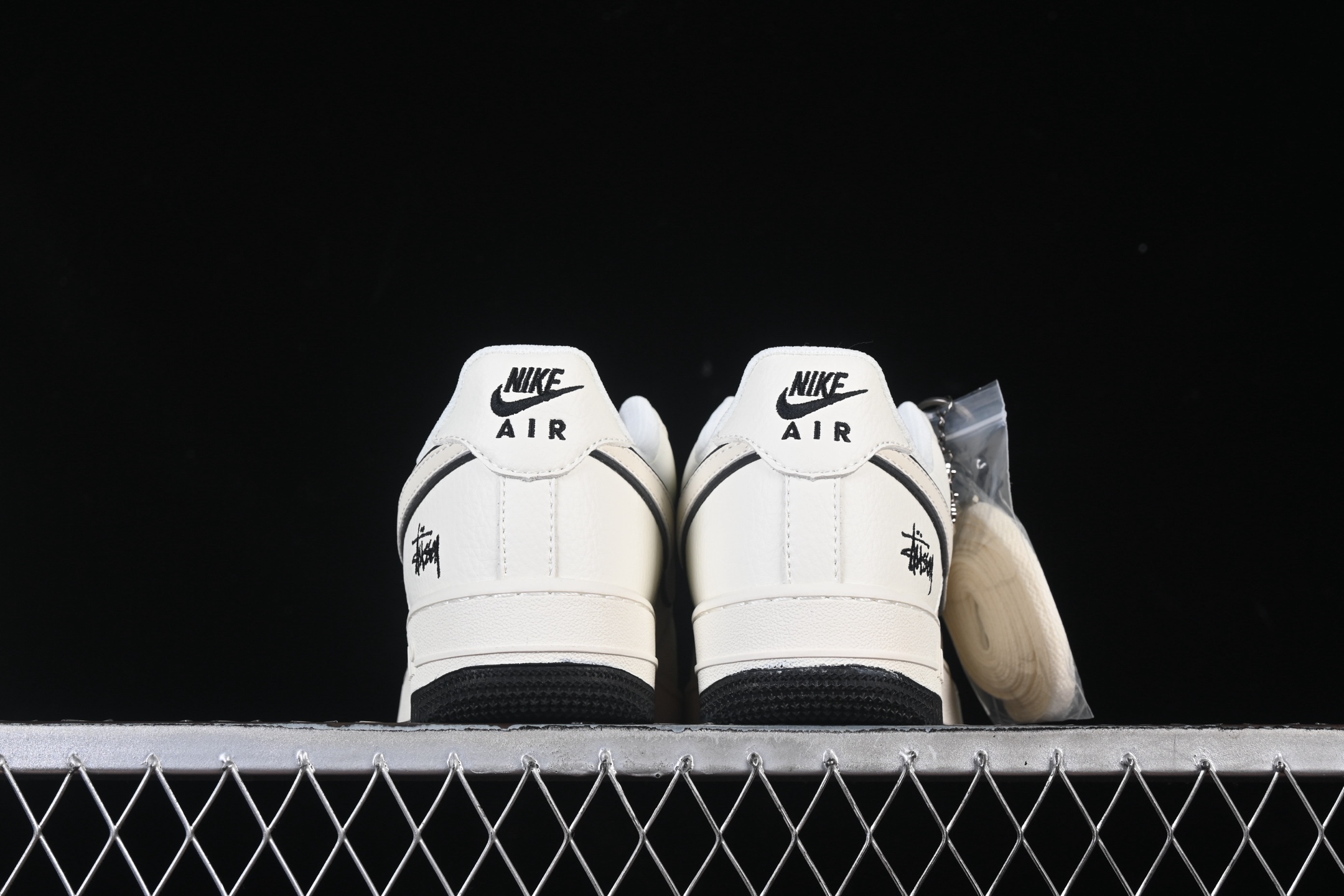 💰300纯原
 Nike Air Force 1'07 Low 斯图西联名 米黑底 空军一号低帮休闲板鞋 CS5288-046
#原楦头原纸板 原装鞋盒 定制五金配件 内置全掌气垫 原厂鞋底 
尺码：36 36.5 37.5 38 38.5 39 40 9.D4