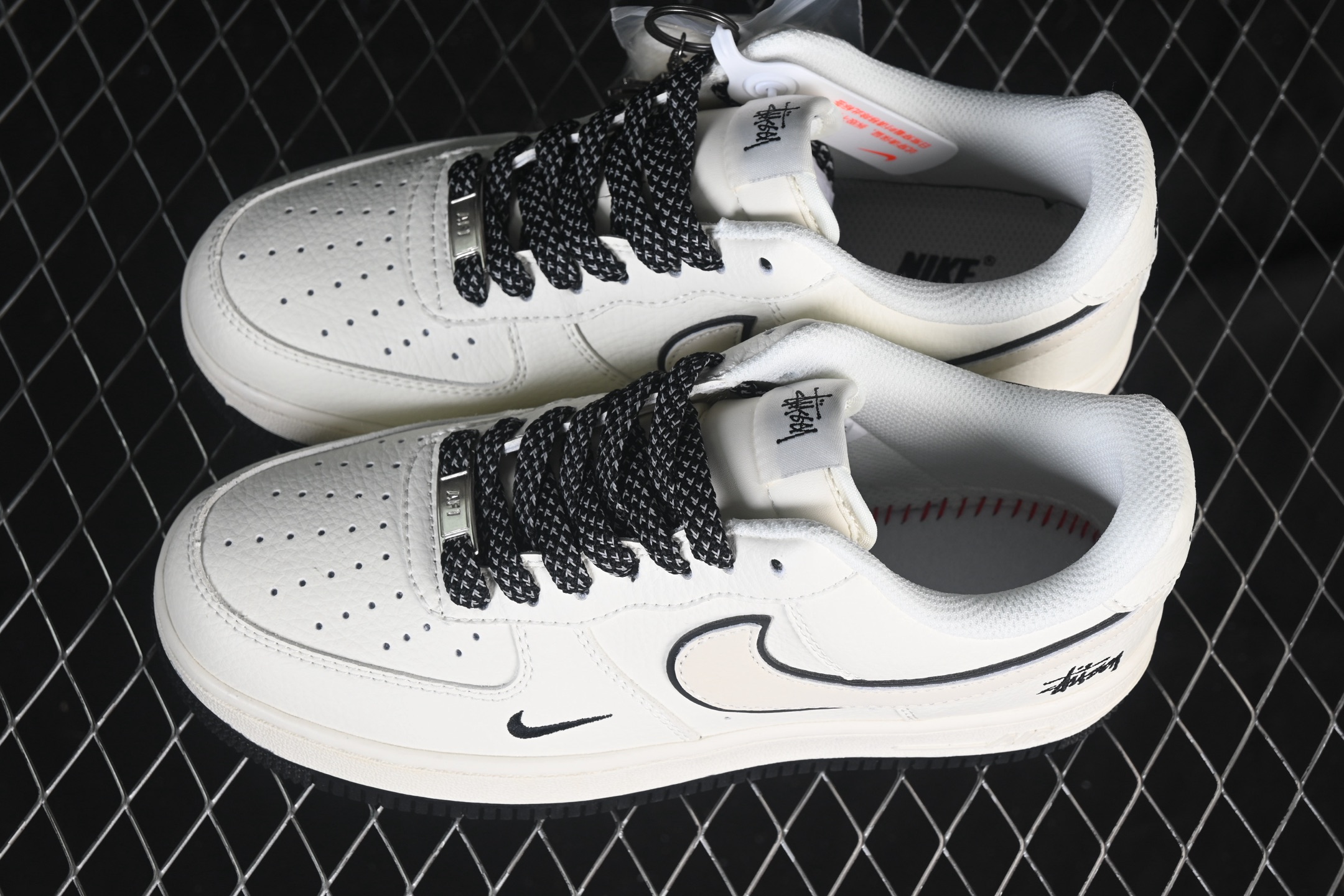 💰300纯原
 Nike Air Force 1'07 Low 斯图西联名 米黑底 空军一号低帮休闲板鞋 CS5288-046
#原楦头原纸板 原装鞋盒 定制五金配件 内置全掌气垫 原厂鞋底 
尺码：36 36.5 37.5 38 38.5 39 40 9.D4